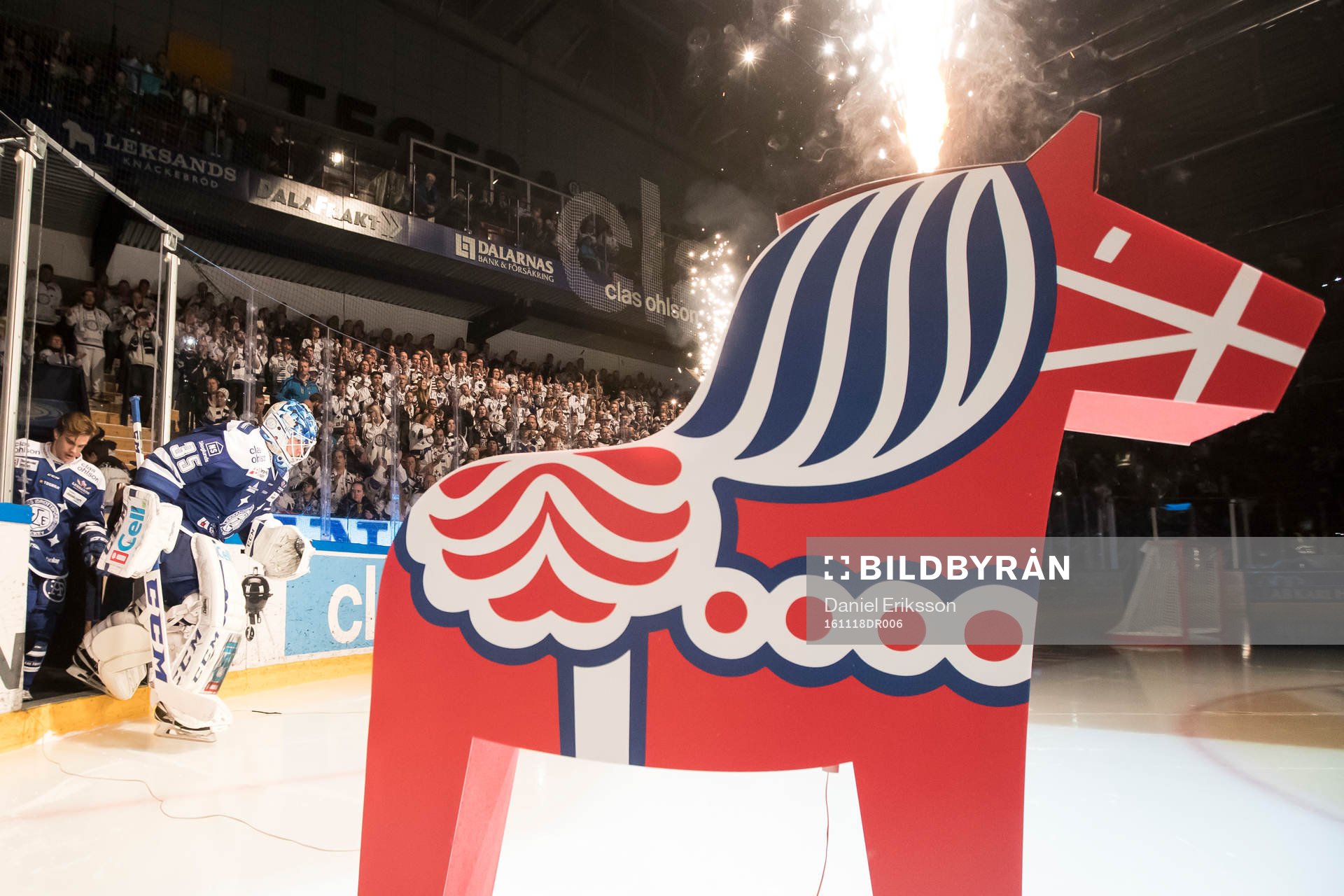 Leksands målvakt Atte Engren gör entre i ishockeymatchen