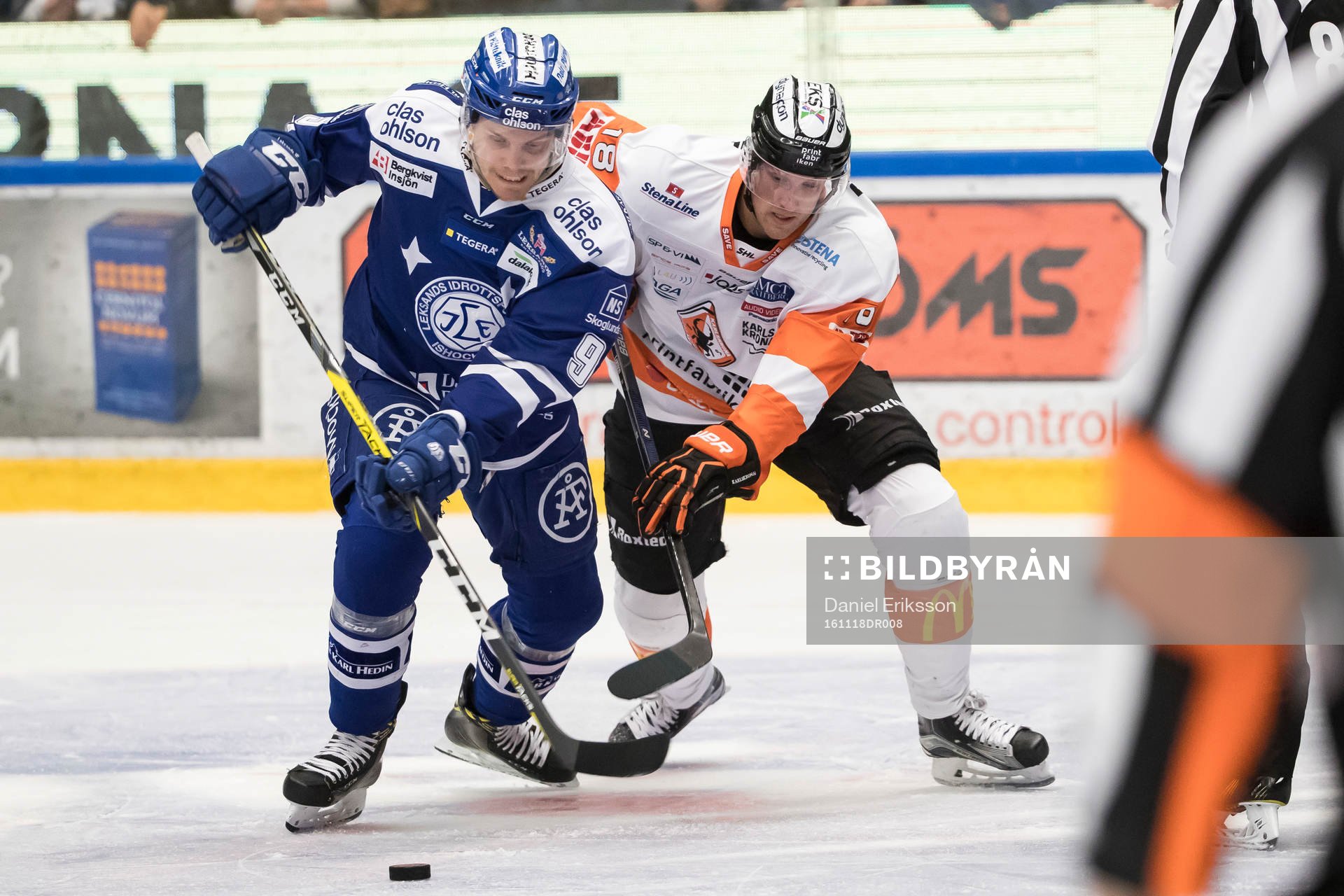 Leksands Lukas Ericsson och Karlskronas Emil Larsson i kamp