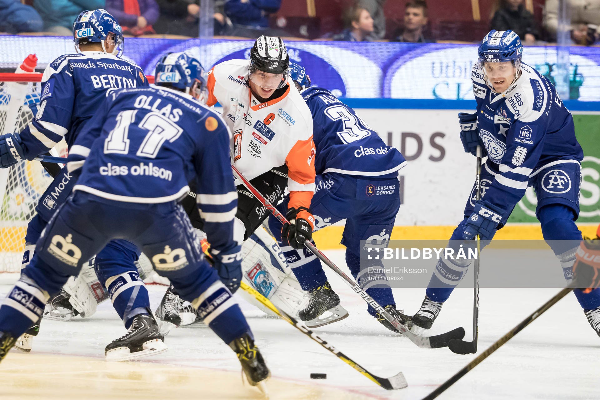 Karlskronas Morten Madsen framför Leksands Lukas Ericsson