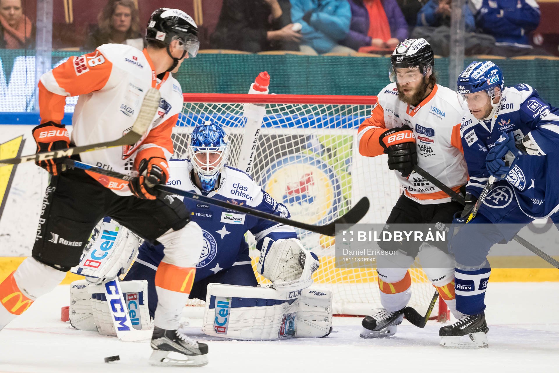 chans framför Leksands målvakt Atte Engren Karlskronas