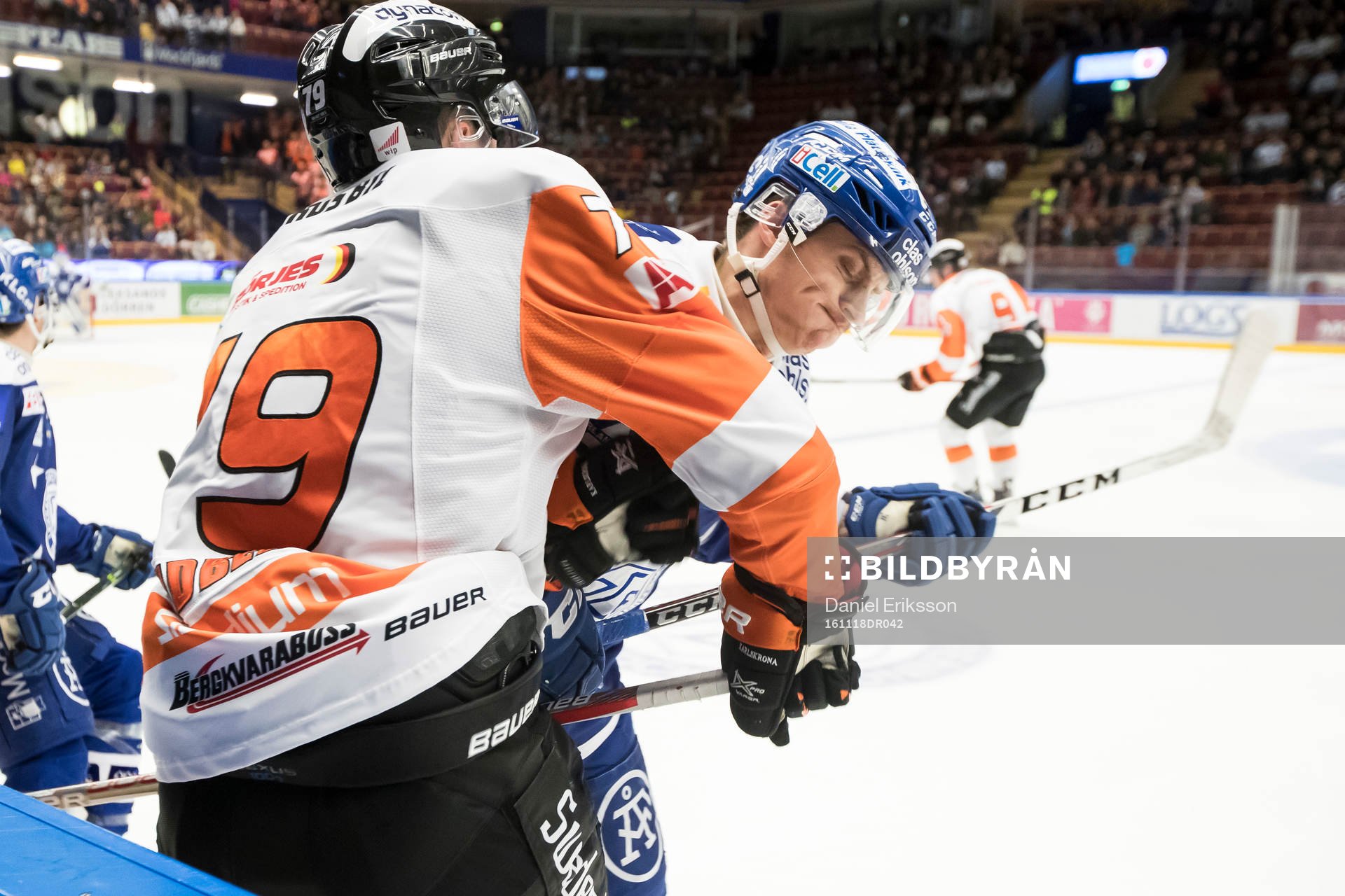 Leksands Martin Karlsson tacklar Karlskronas Kristoffer
