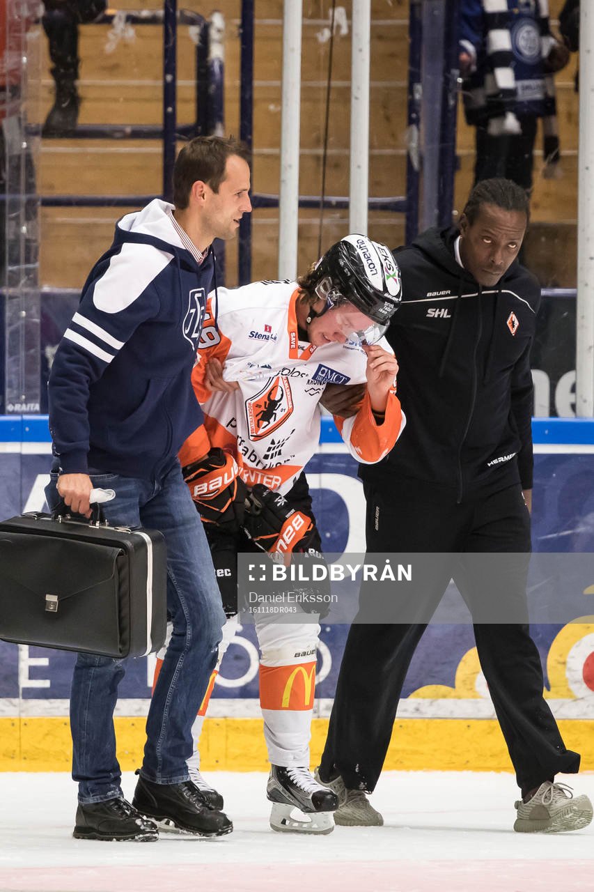 Karlskronas Filip Cruseman  får hjälp av isen