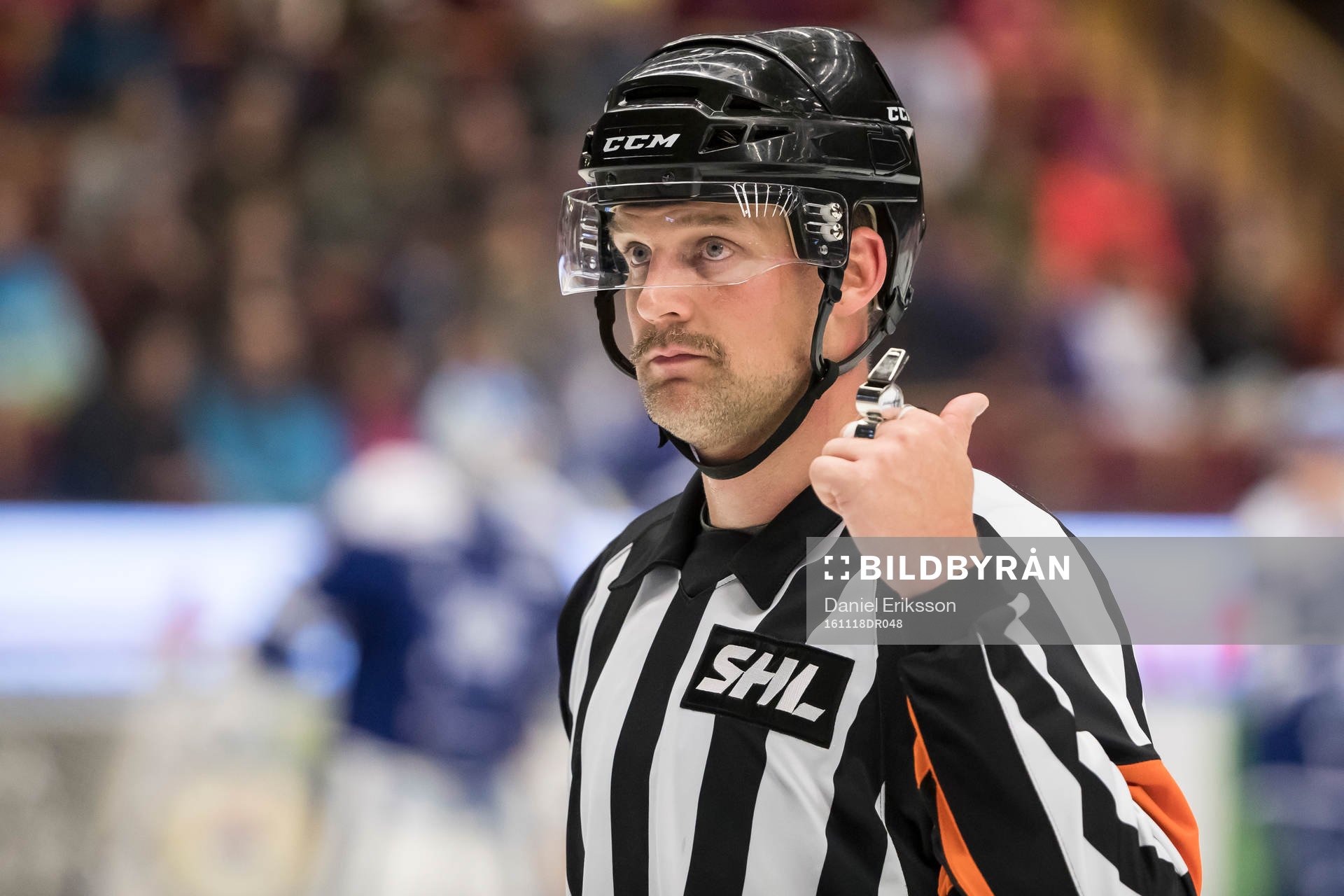 Domare Mikael Nord i ishockeymatchen i SHL mellan Leksand