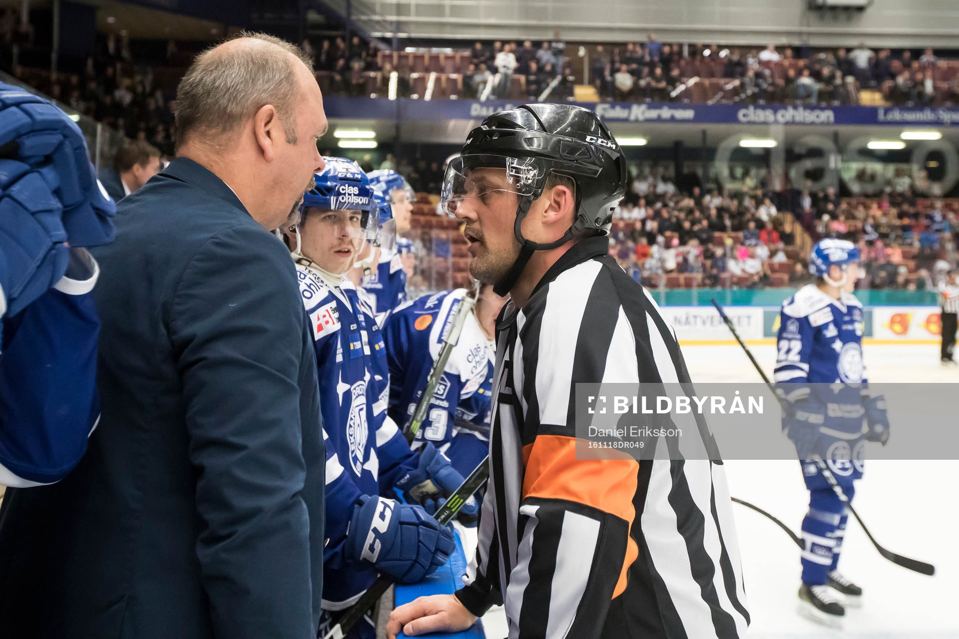 Domare Mikael Nord i samtal med Leksands tränare Per-Erik
