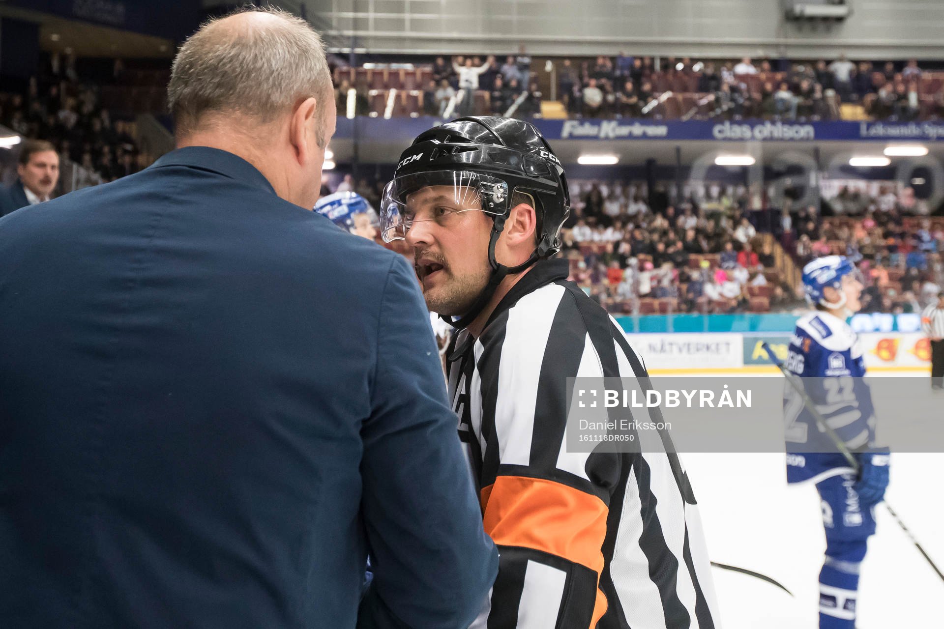 Domare Mikael Nord i samtal med Leksands tränare Per-Erik
