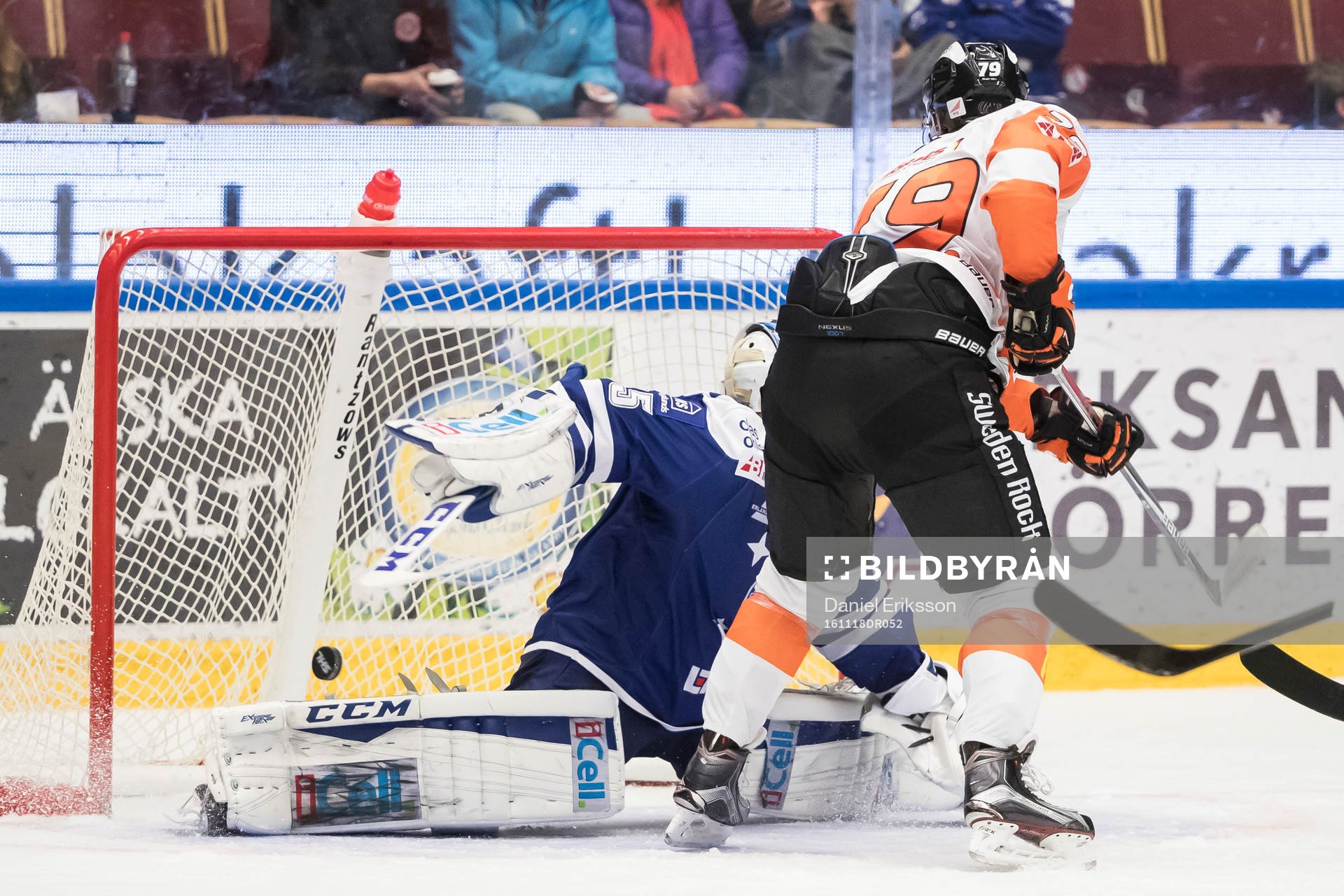 Karlskronas Emil Lundberg gör 0-1 bakom Leksands målvakt