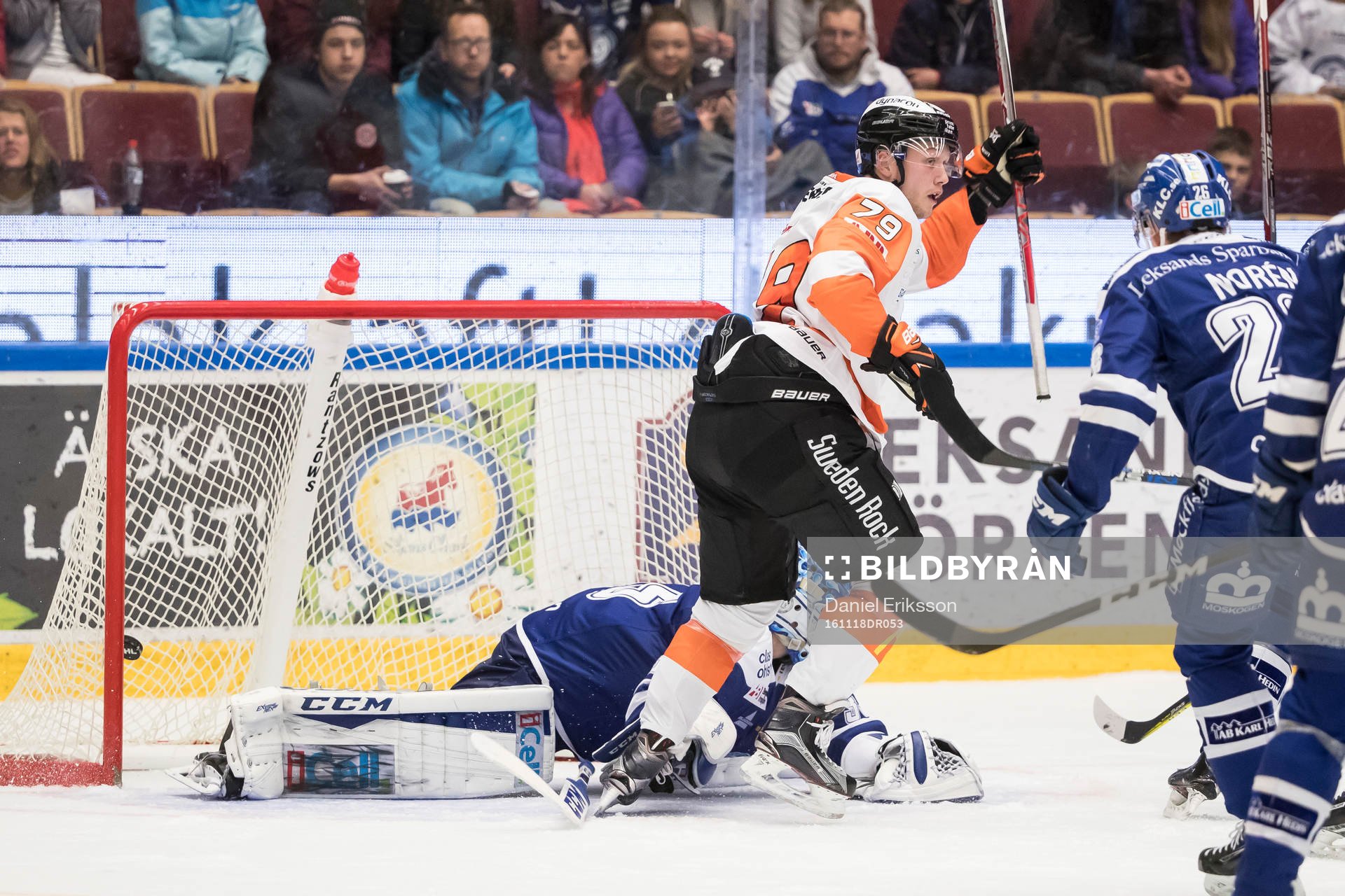 Karlskronas Emil Lundberg gör 0-1 bakom Leksands målvakt