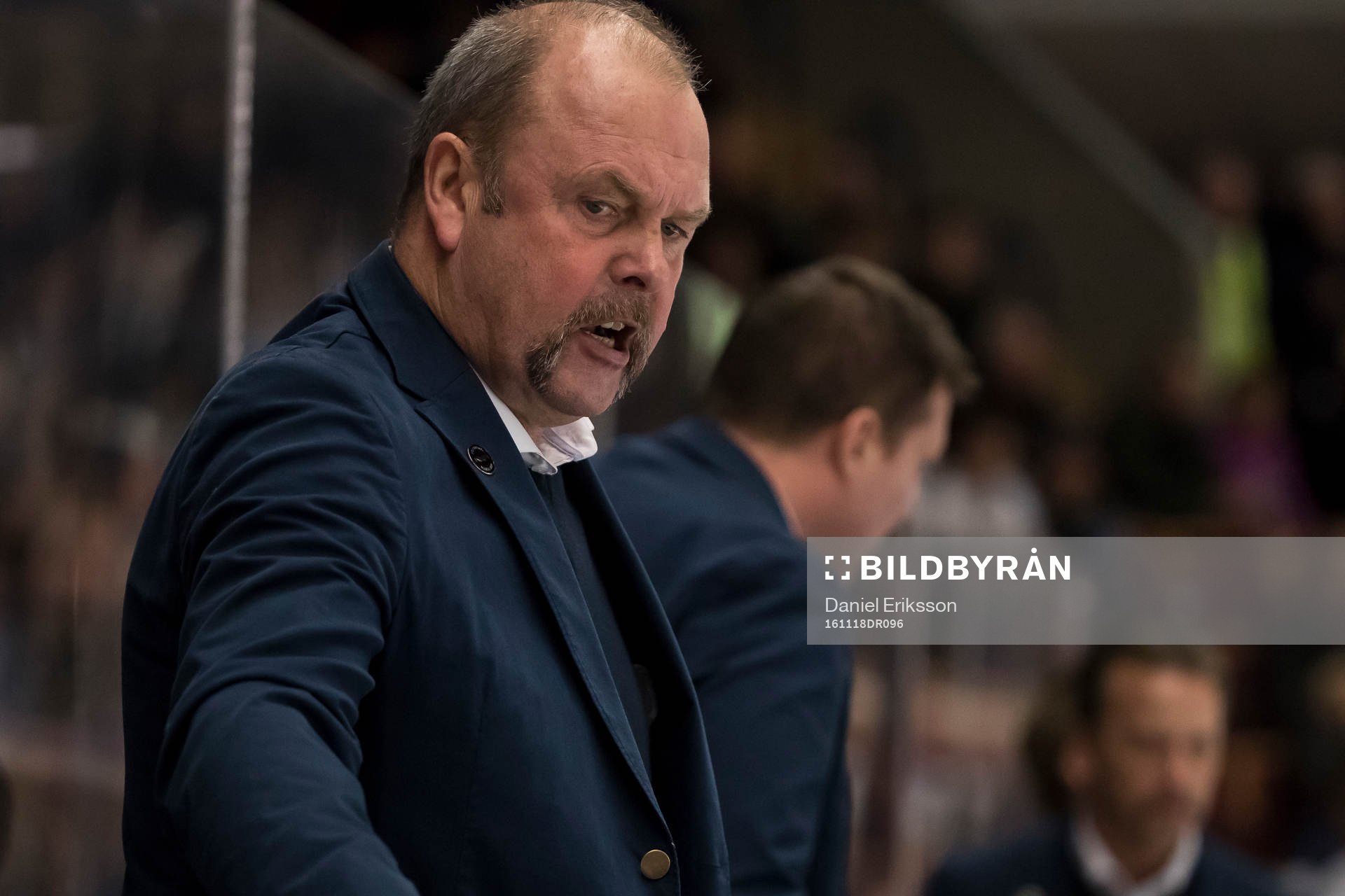 Leksands tränare Per-Erik Johnsson  i ishockeymatchen i