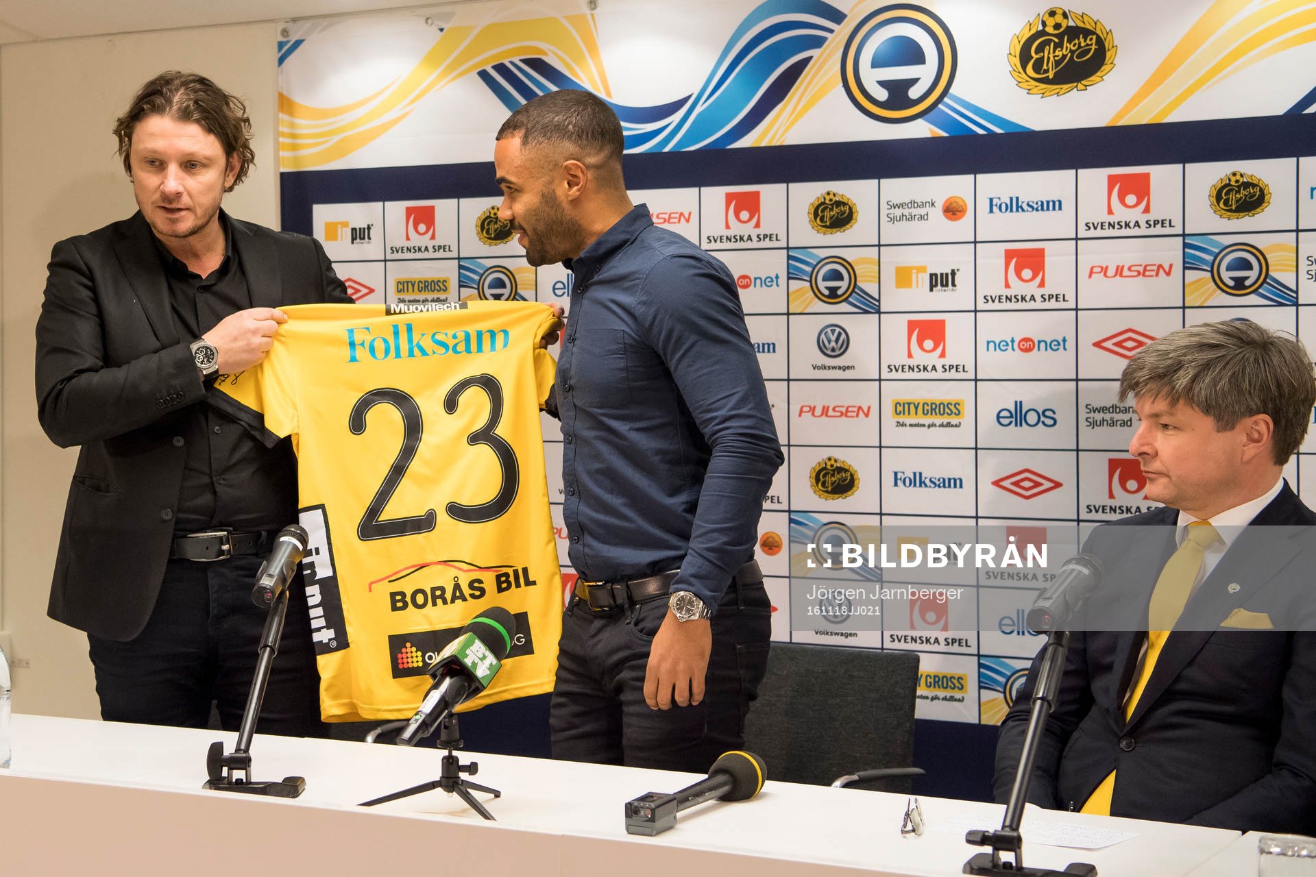 Elfsborgs klubbchef Stefan Andreasson överlämnar tröja