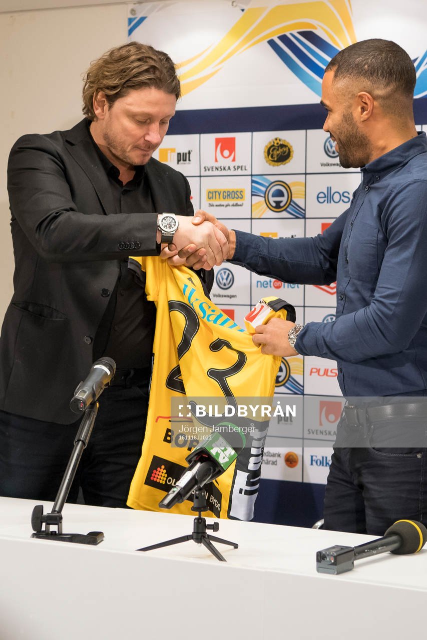 Elfsborgs klubbchef Stefan Andreasson överlämnar tröja