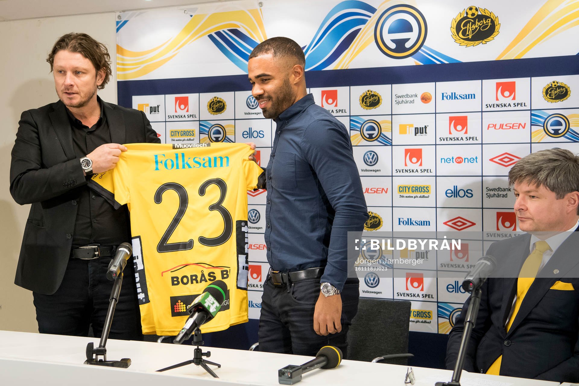 Elfsborgs klubbchef Stefan Andreasson överlämnar tröja