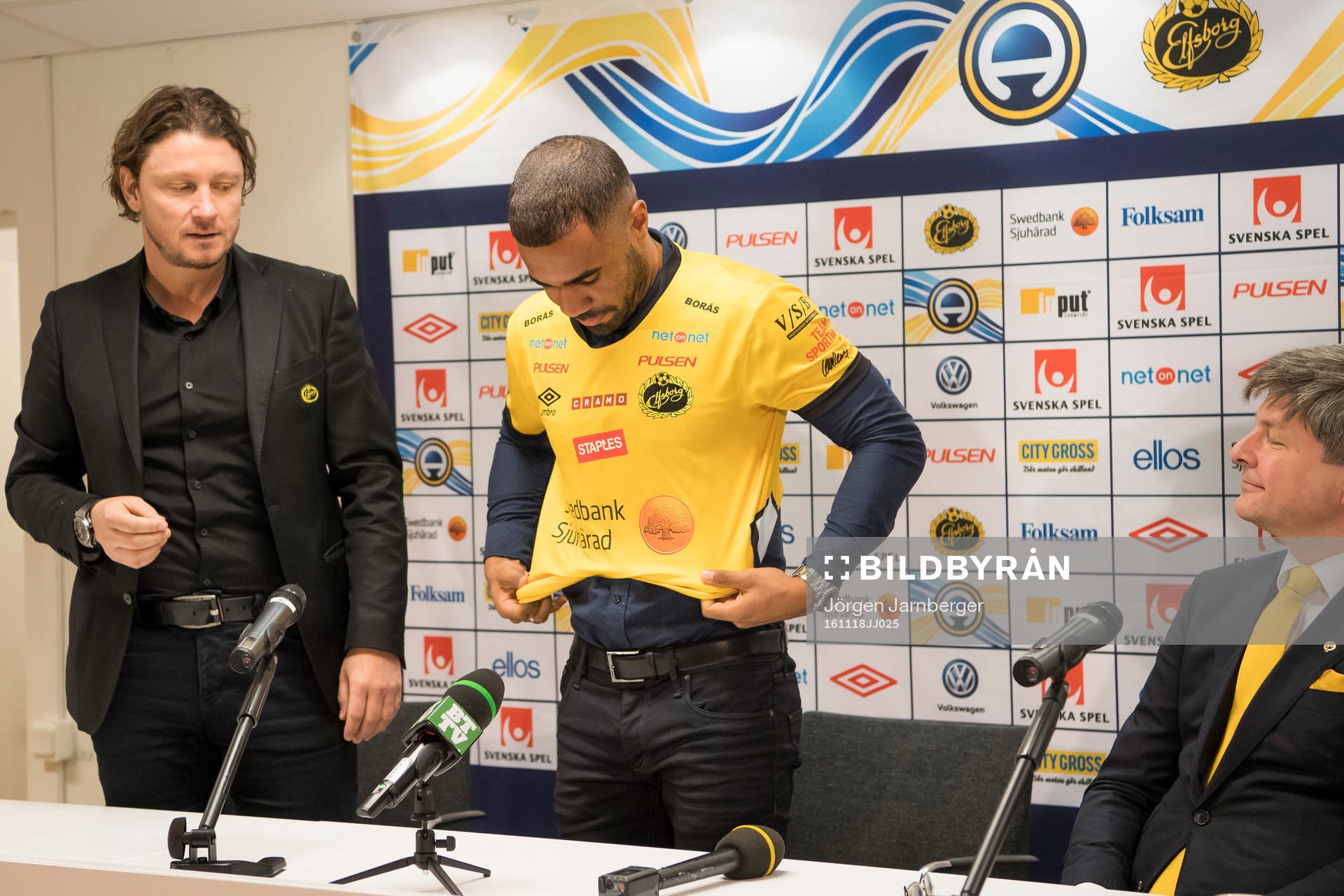 Elfsborgs klubbchef Stefan Andreasson överlämnar tröja