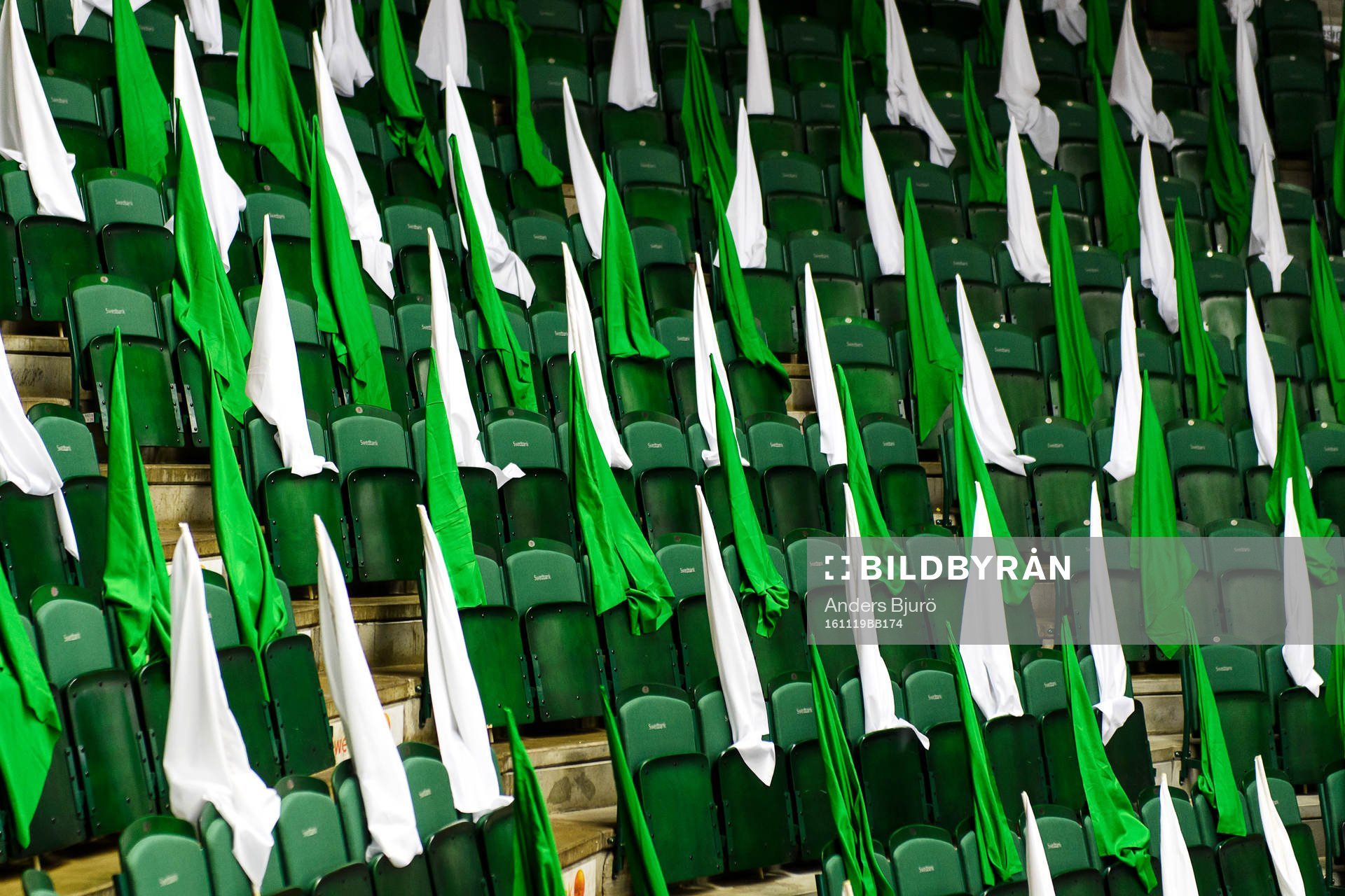 Flaggor uppställda för ett tifo