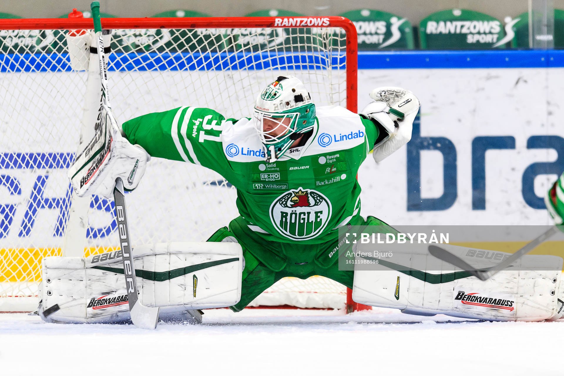 Rögles målvakt Lars Volden räddar