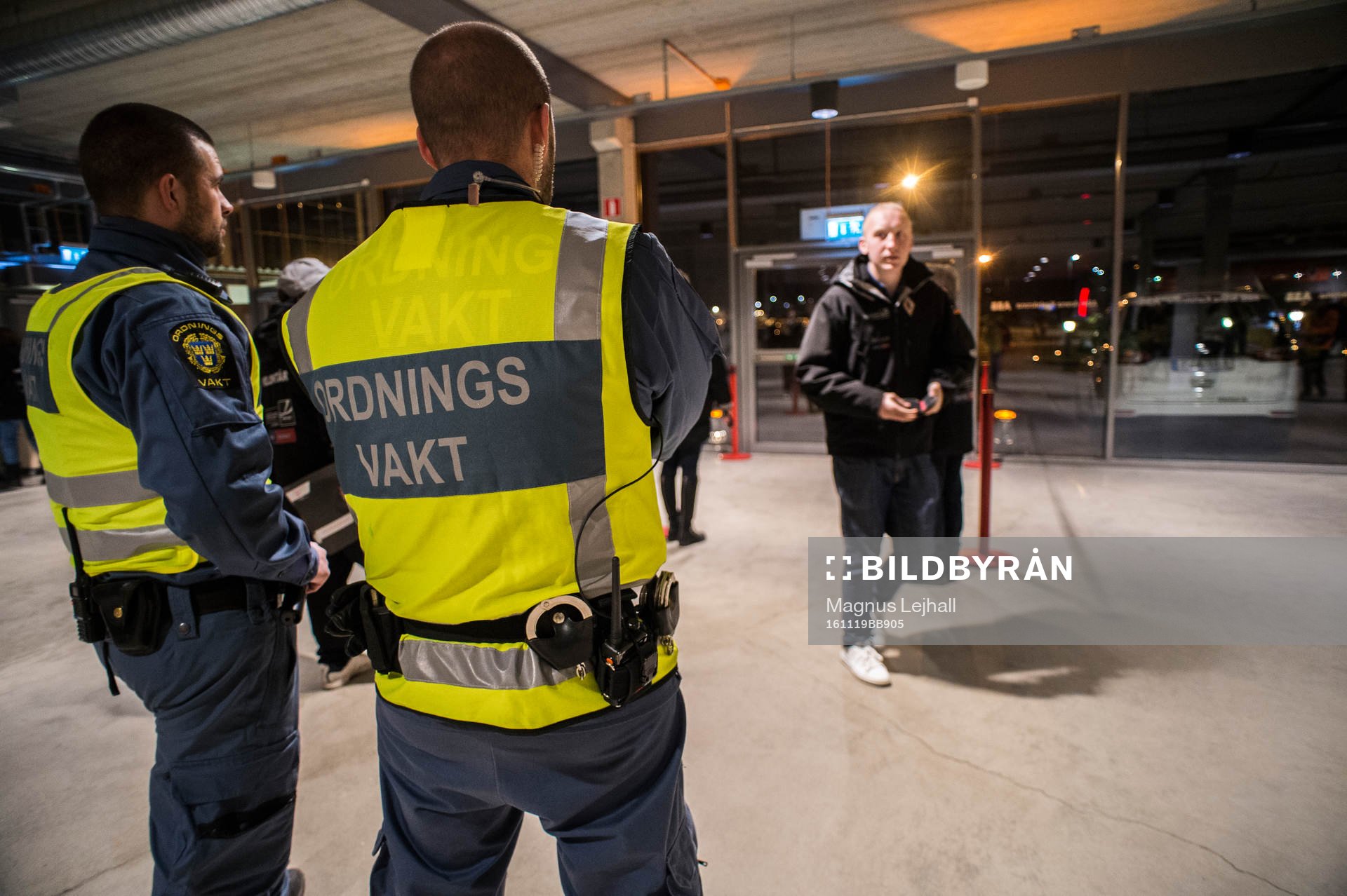 ordningsvakter i foajén på ABB Arena Rosenholm innan