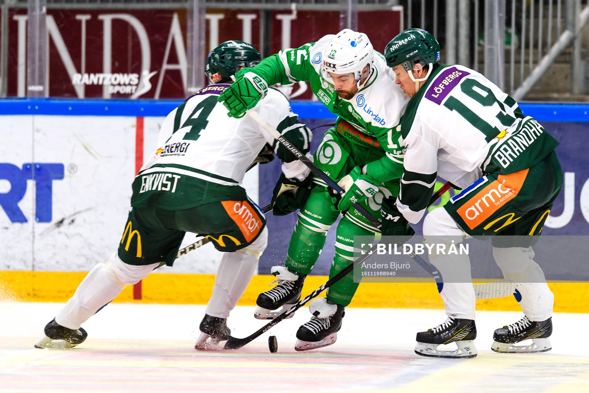 Rögles Jack Connolly uppvaktas av Färjestads Lukas