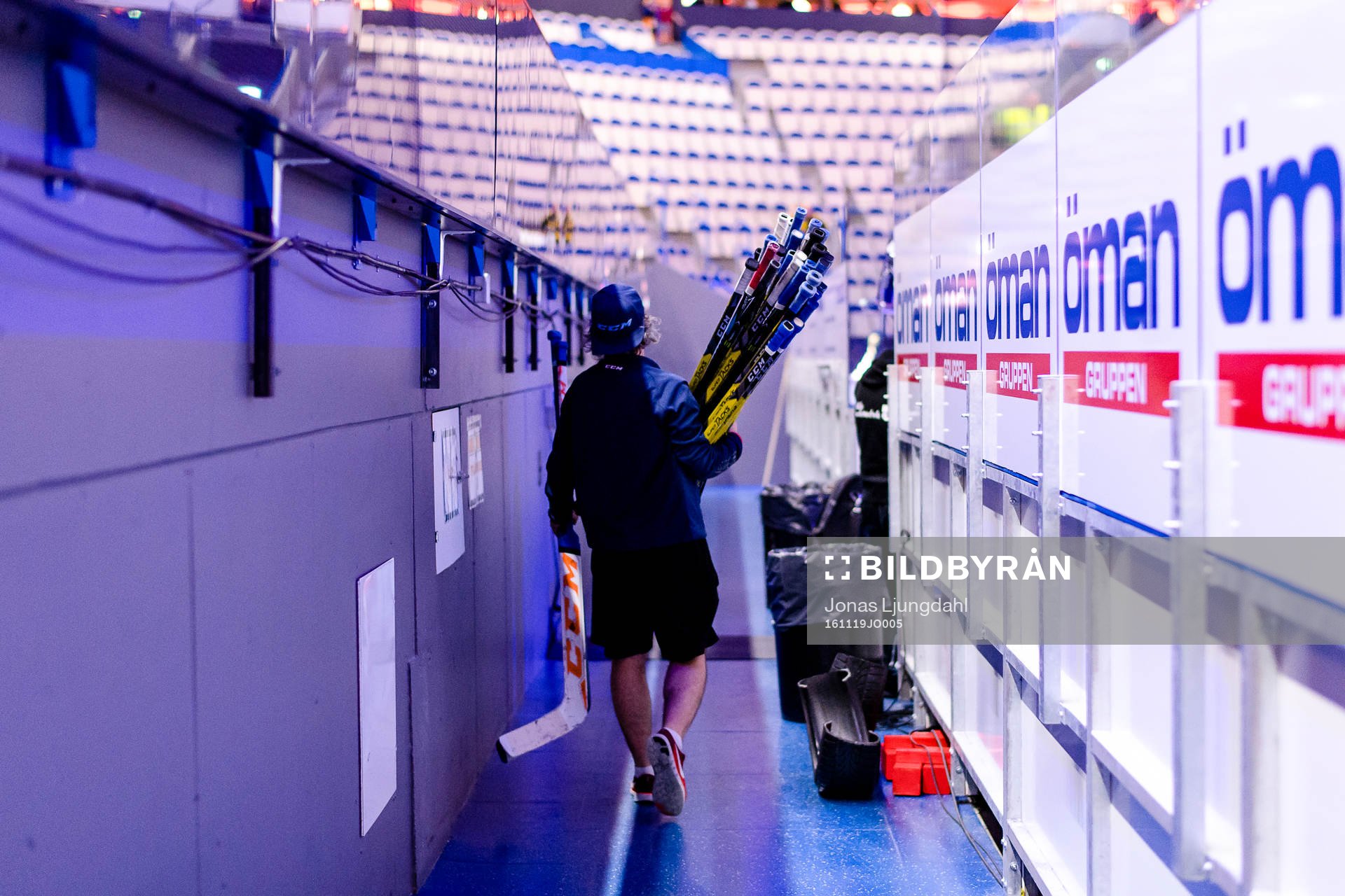 Växjös materialare bär ut klubbor före ishockeymatchen