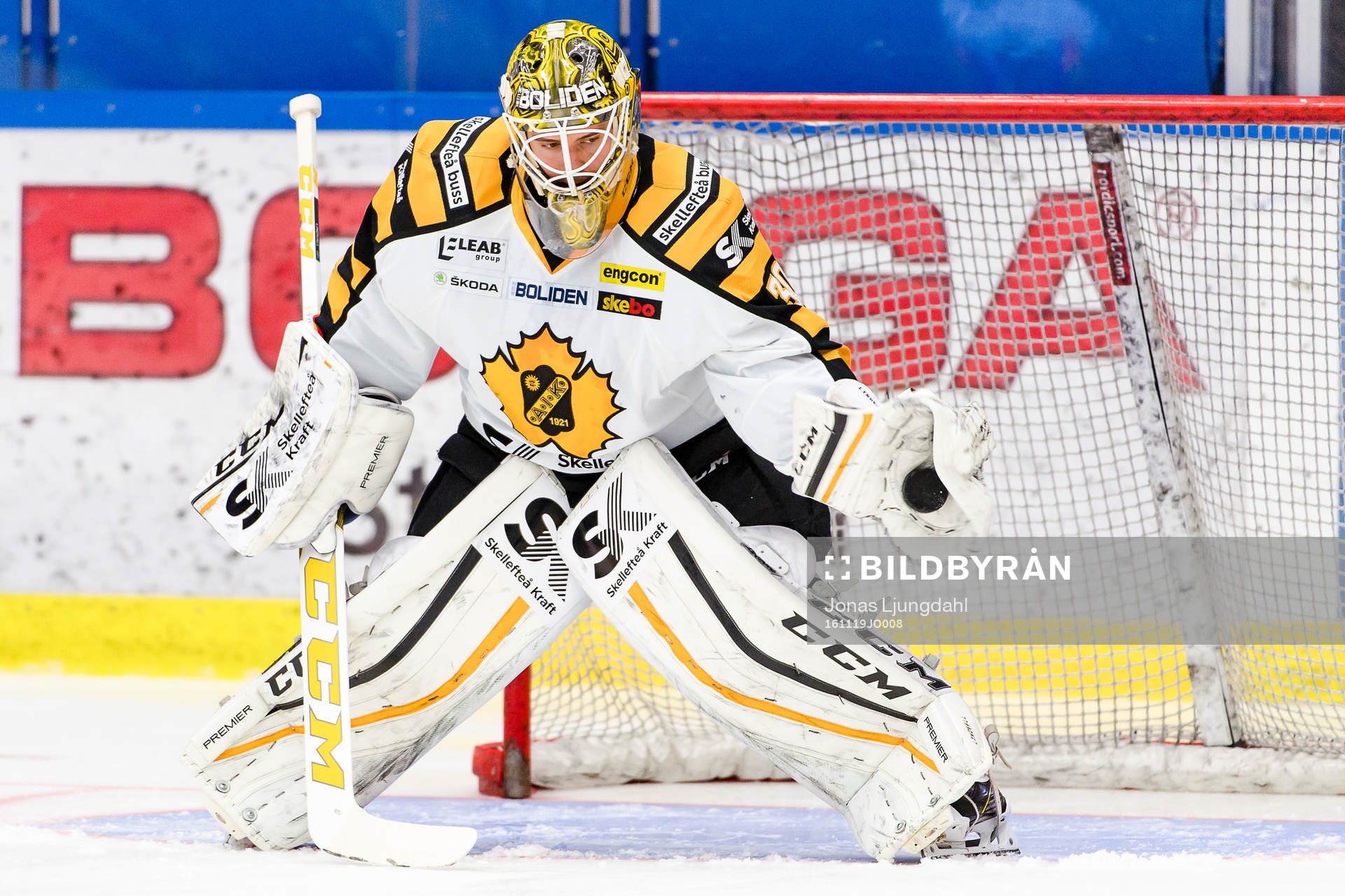 Skellefteås målvakt Gustaf Lindvall plockar en puck
