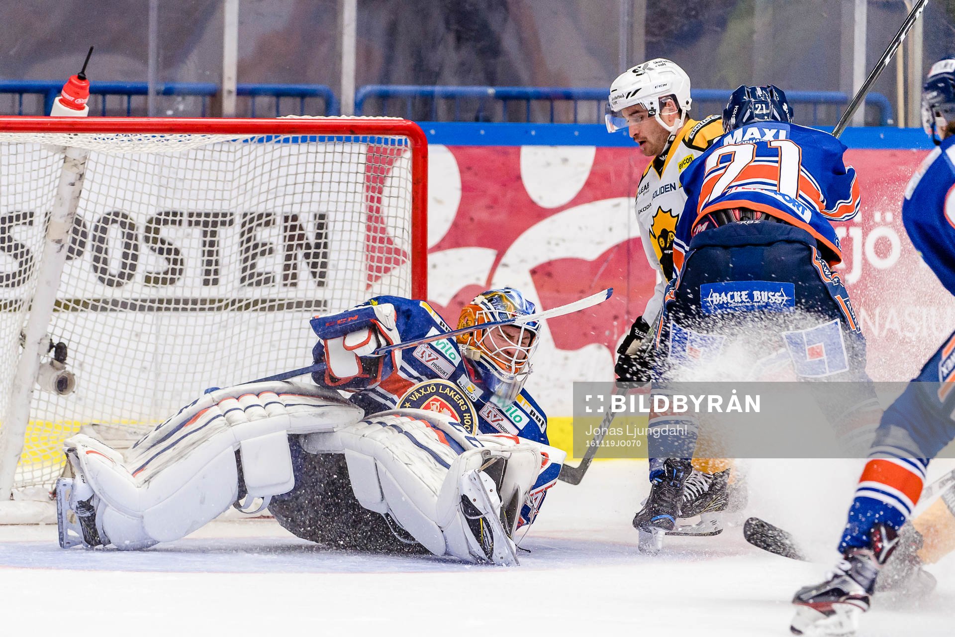 Växjös målvakt Viktor Andrén stoppar en puck från