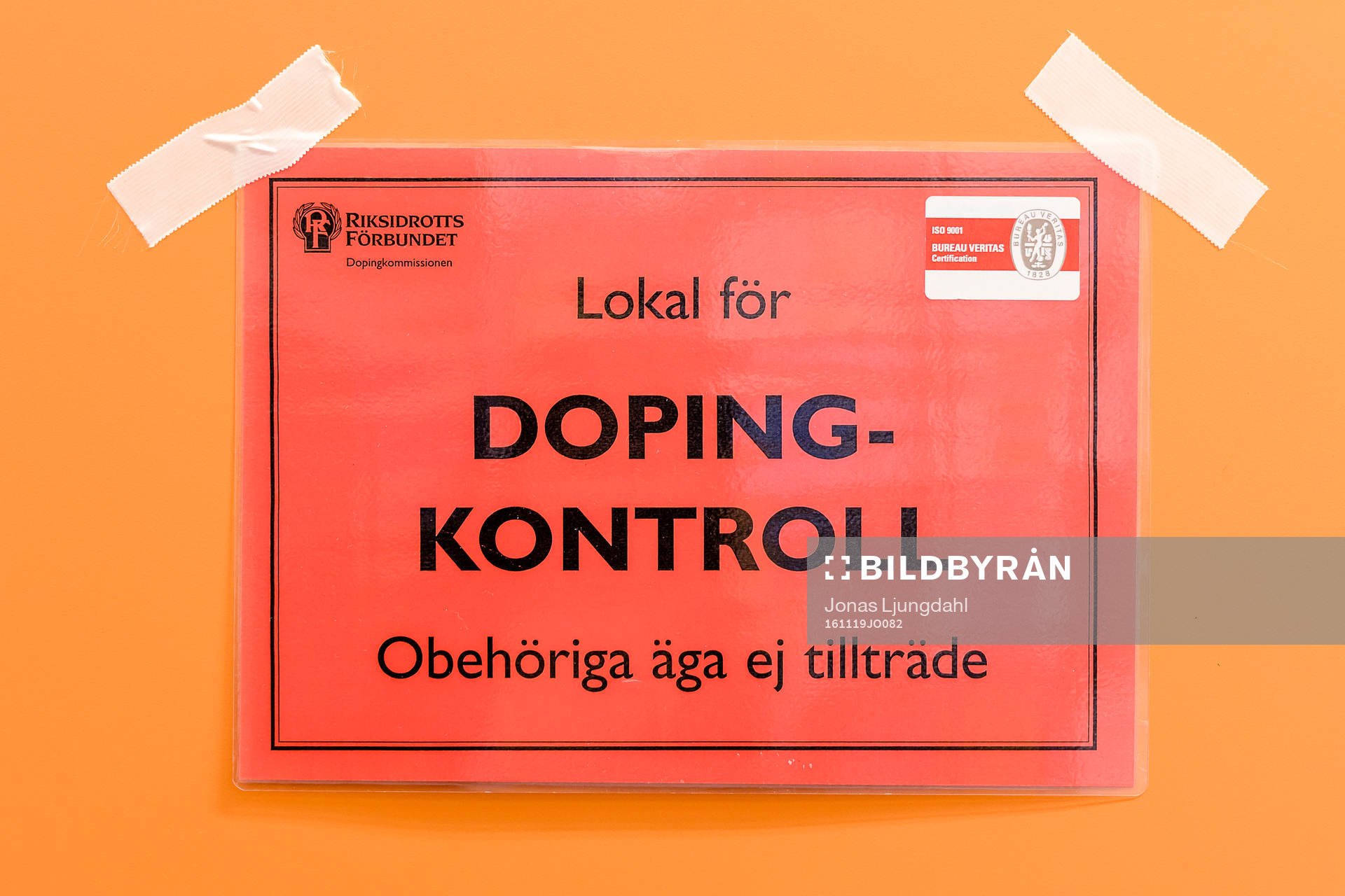 Skylt för doping kontroll på en dörr