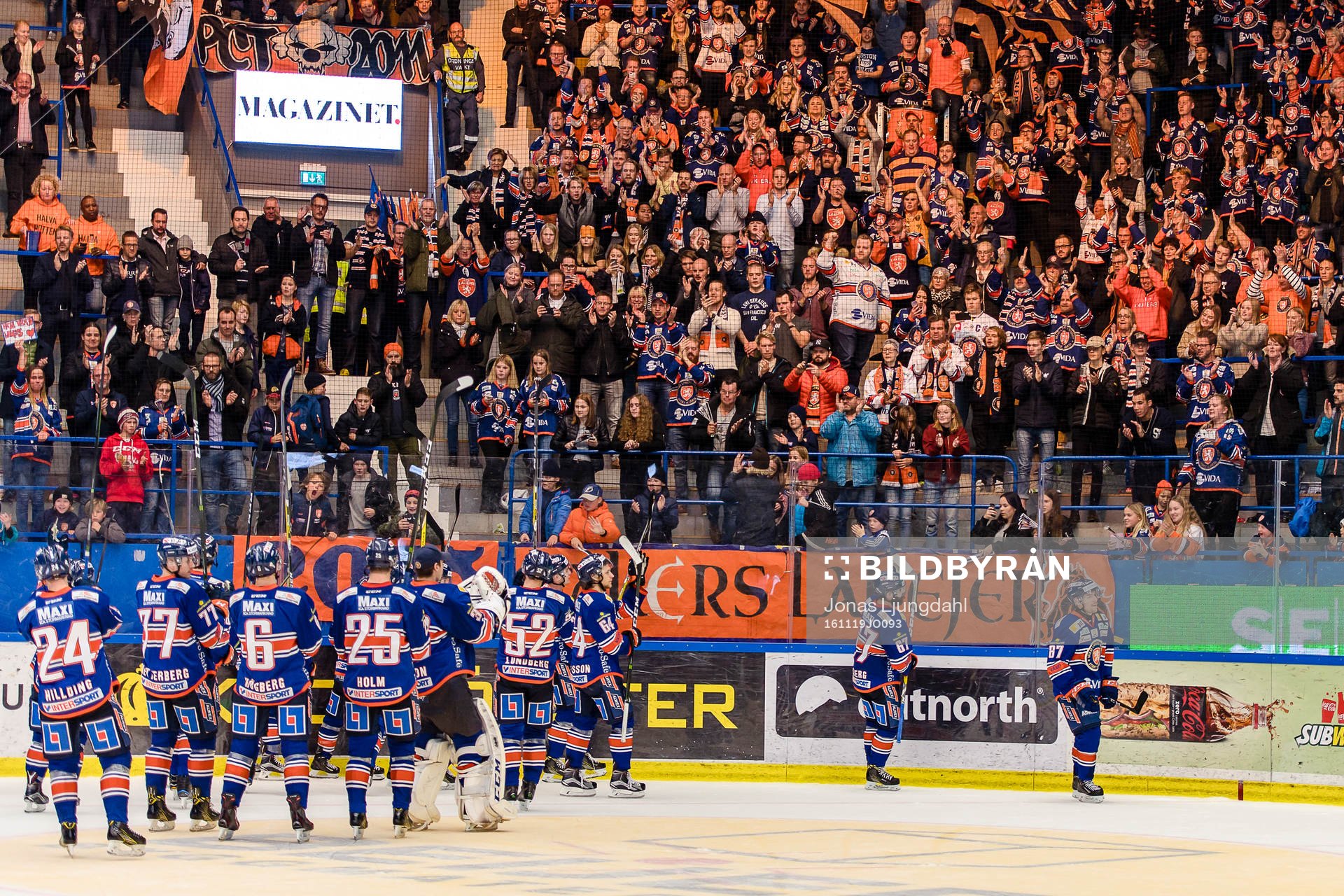 Växjös spelare jublar framför fansen