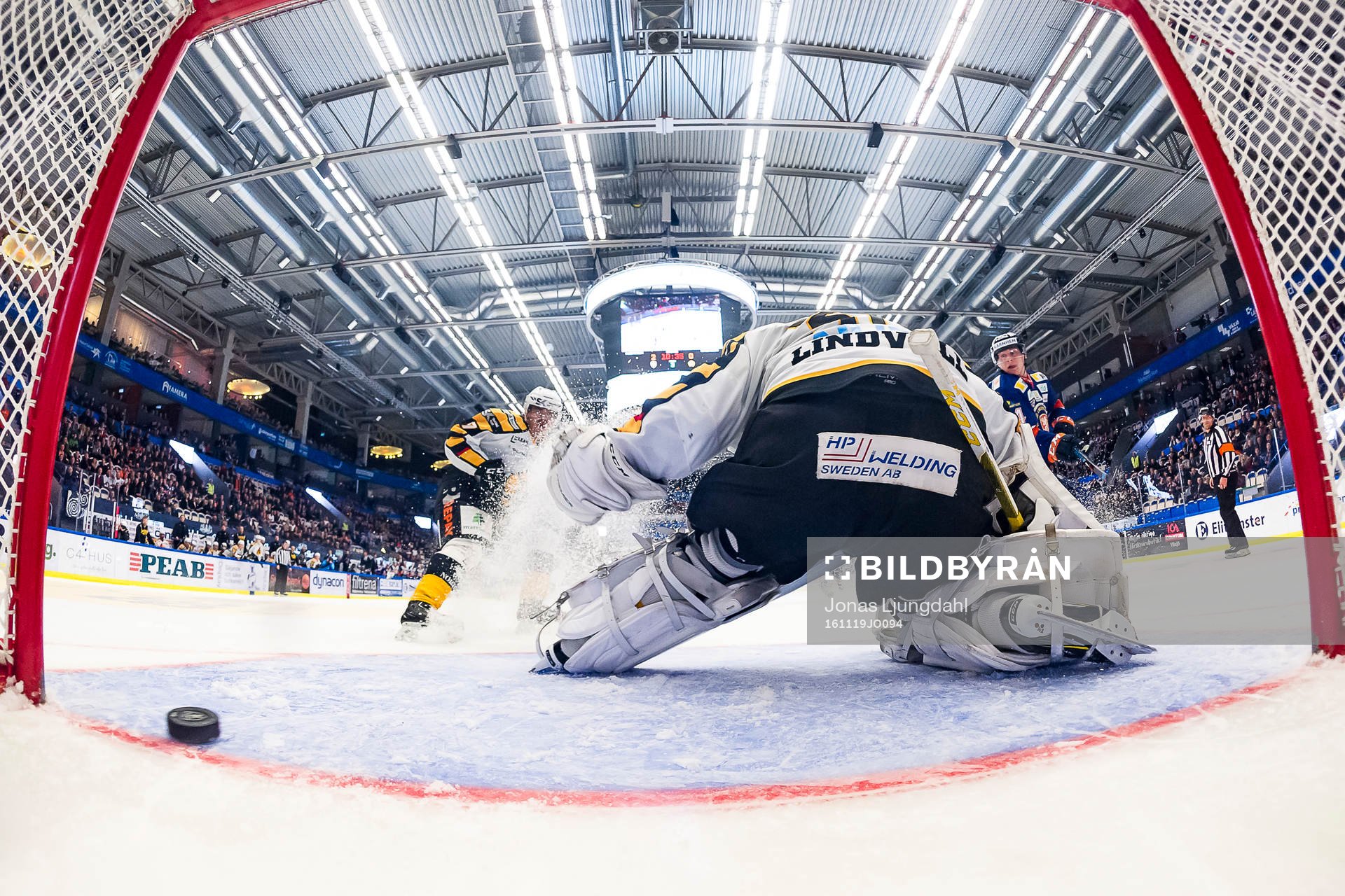 Växjös Olli Palola skjuter pucken i mål till 3-0 bakom