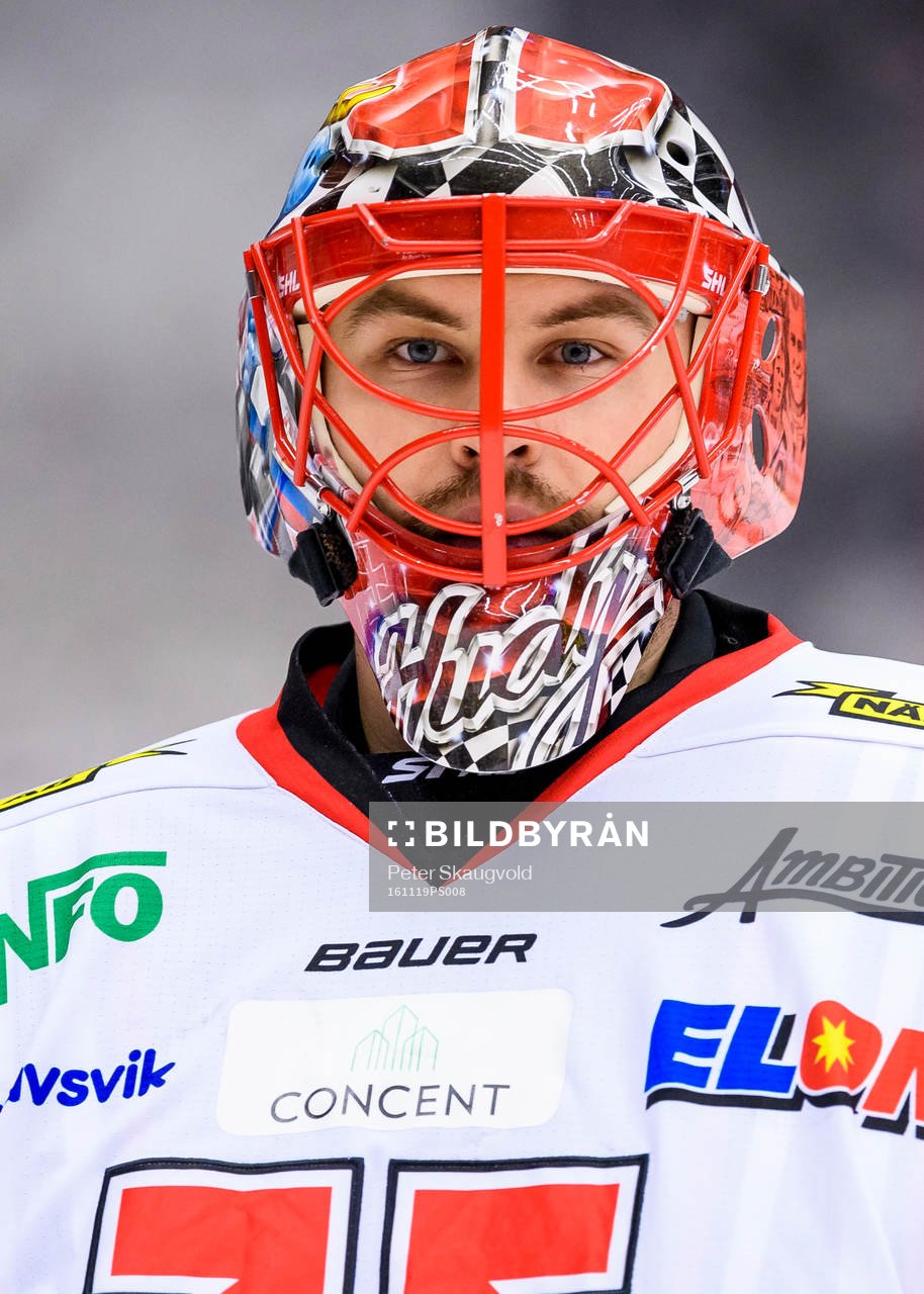 Örebros målvakt Julius Hudacek på uppvärmningen