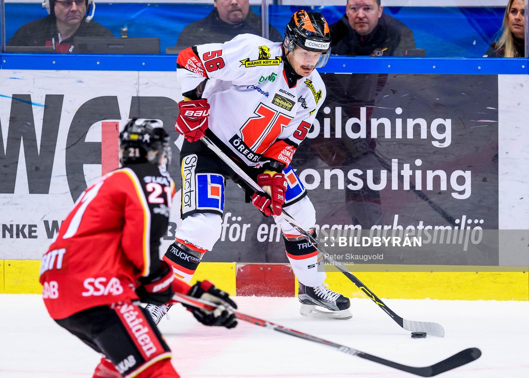 Örebros Johan Wiklander med pucken