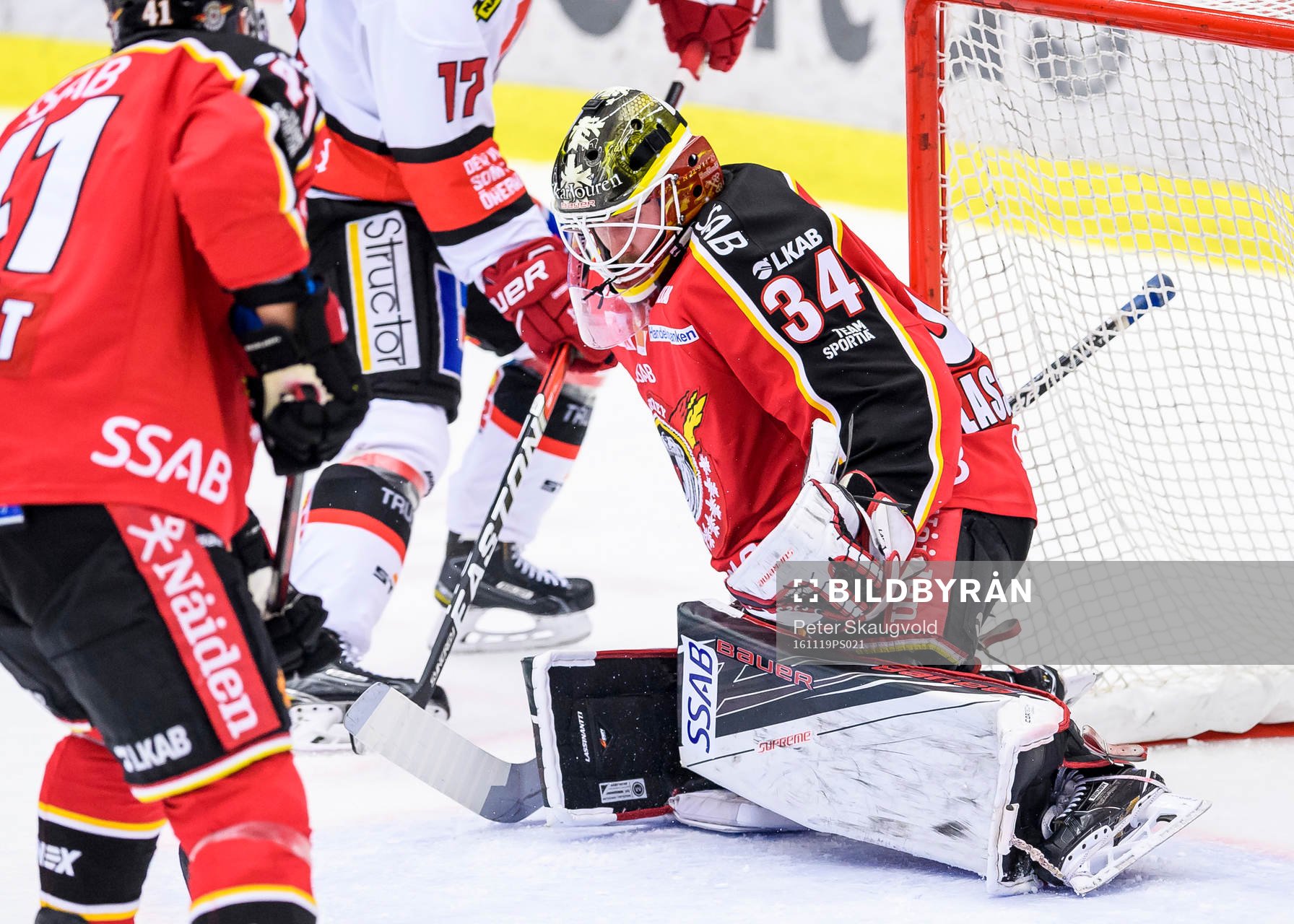 Luleås målvakt Joel Lassinatti räddar ett skott