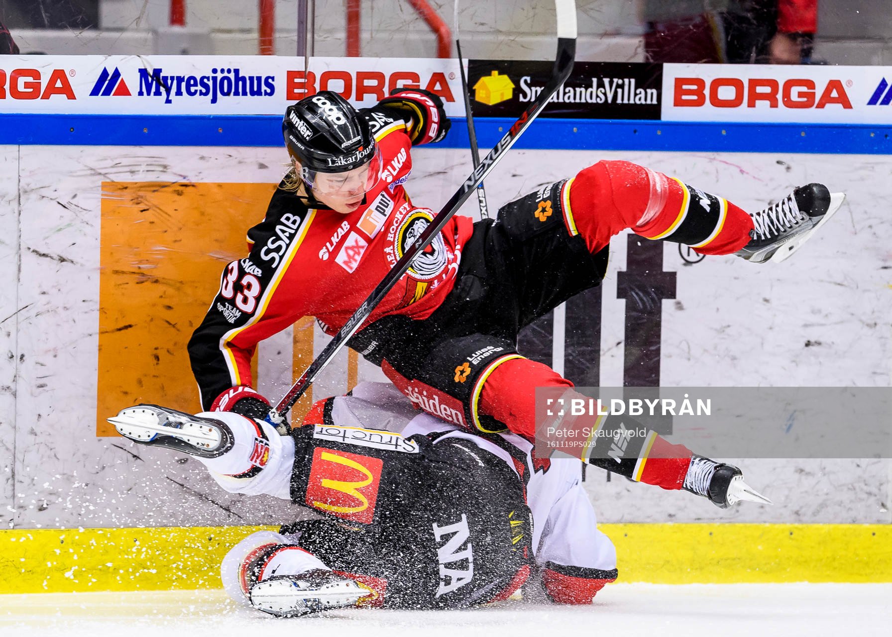 Luleås Christopher Mastomäki tacklar Örebros Tom Wandell