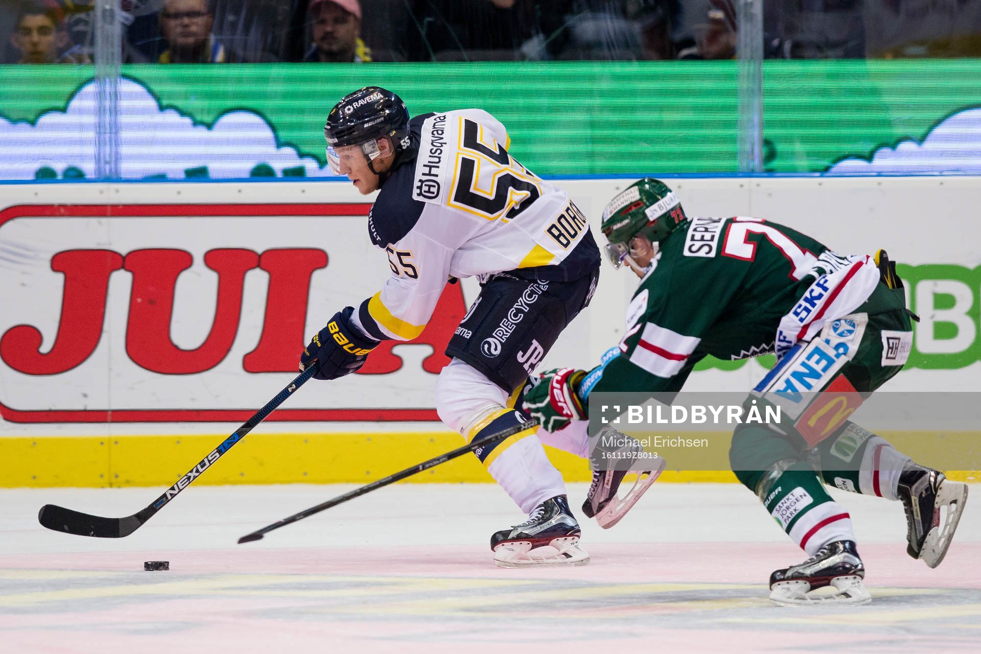 s Andreas Borgman före Frölundas Patrik Carlsson