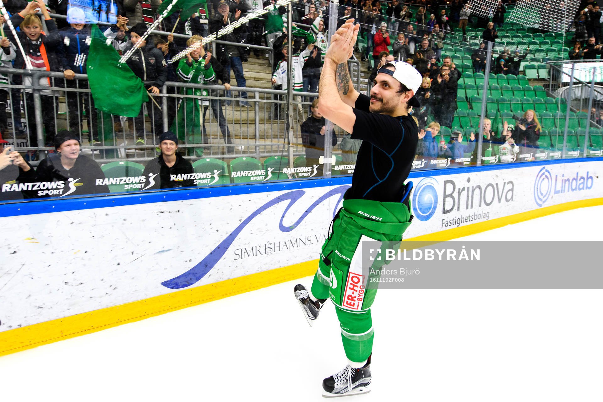 Rögles Daniel Widing ropas in på
