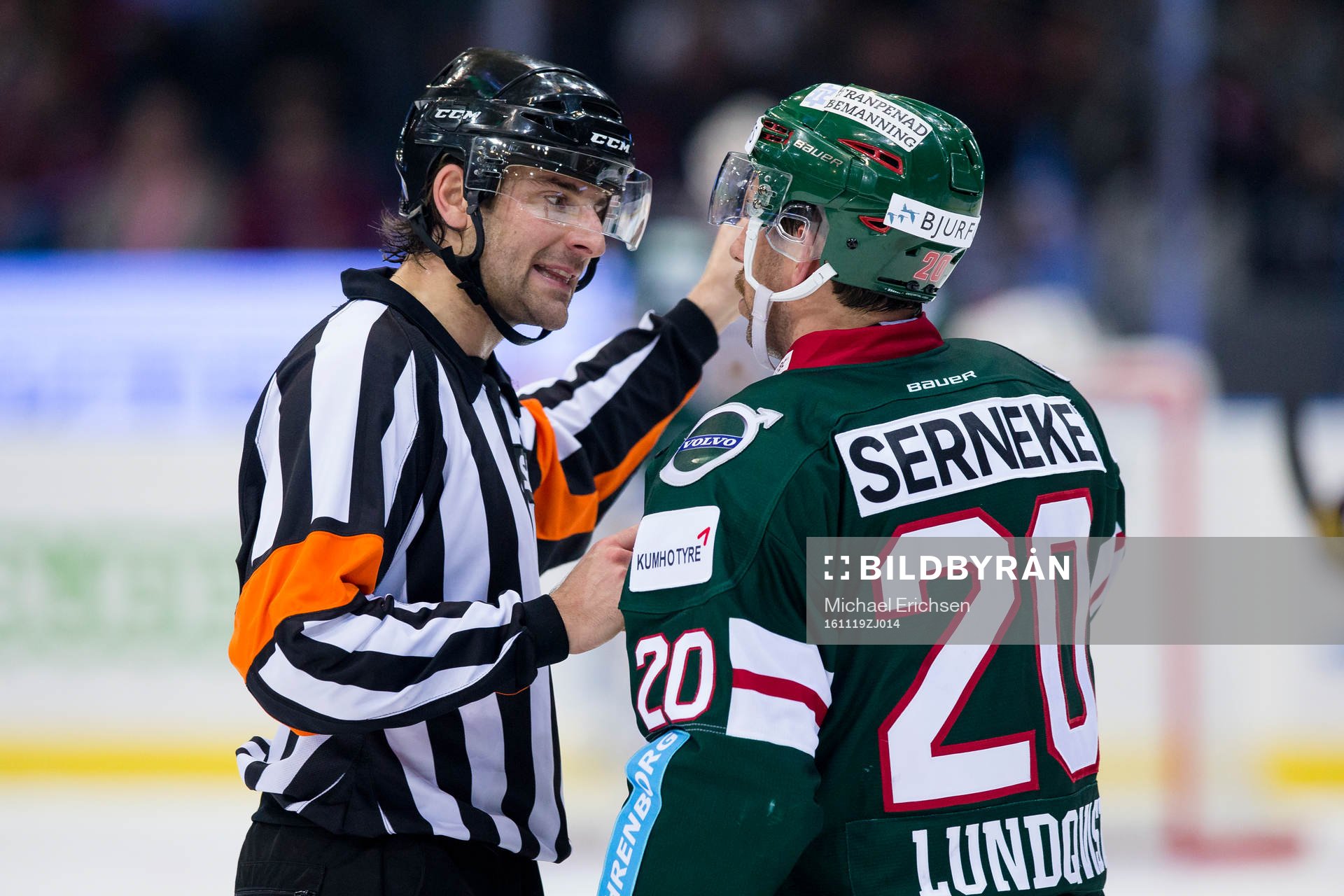 Domare Mikael Sjöqvist pratar med Frölundas Joel Lundqvist