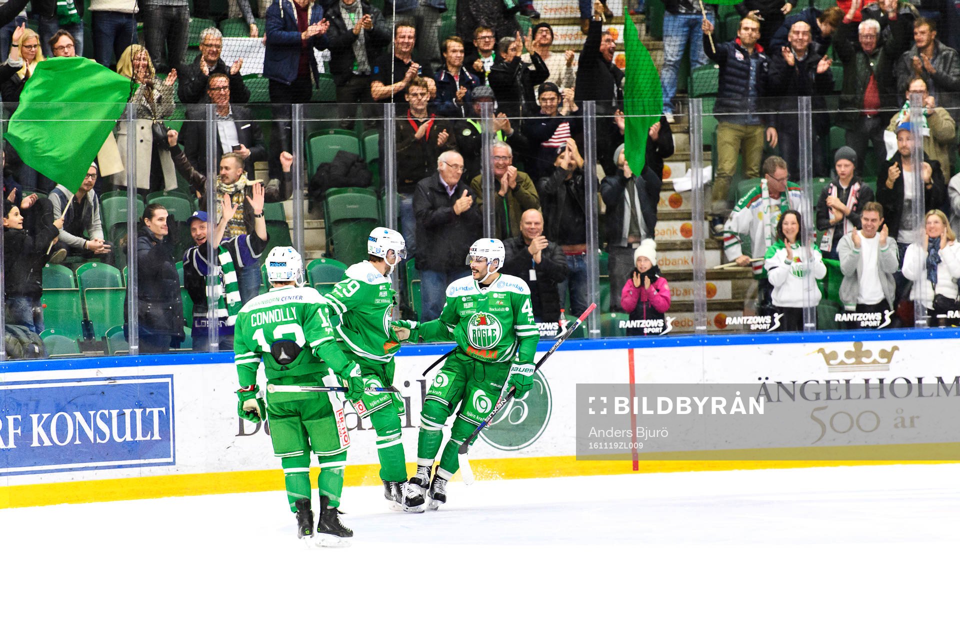 Rögles Jack Connolly och Ludvig Rensfeldt jublar med