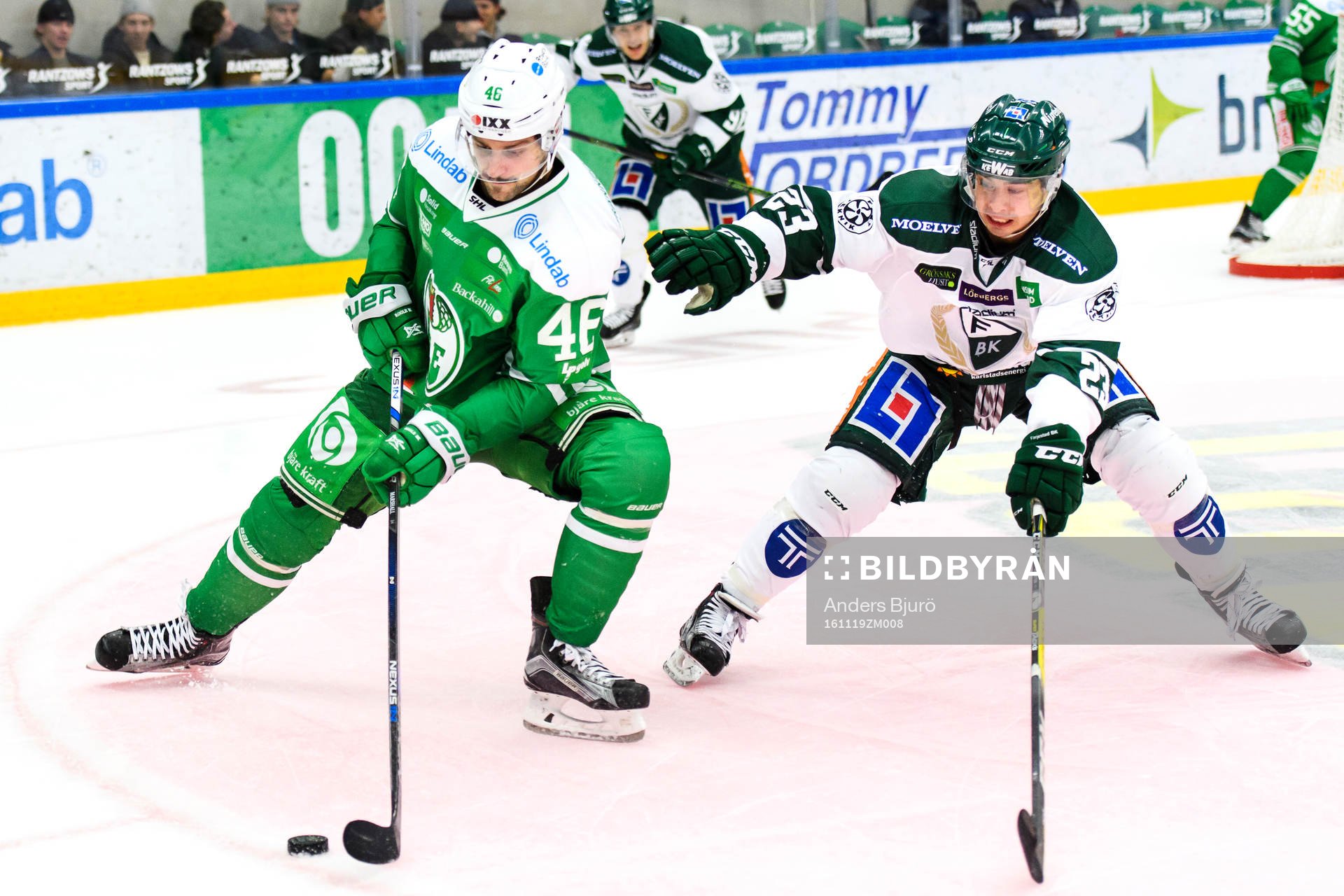 Rögles Kevin Marshall och Färjestads Tim Stapleton i kamp