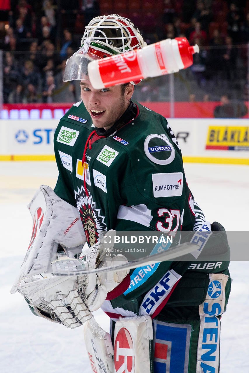 Frölundas målvakt Johan Gustafsson lyfter en vattenflaska