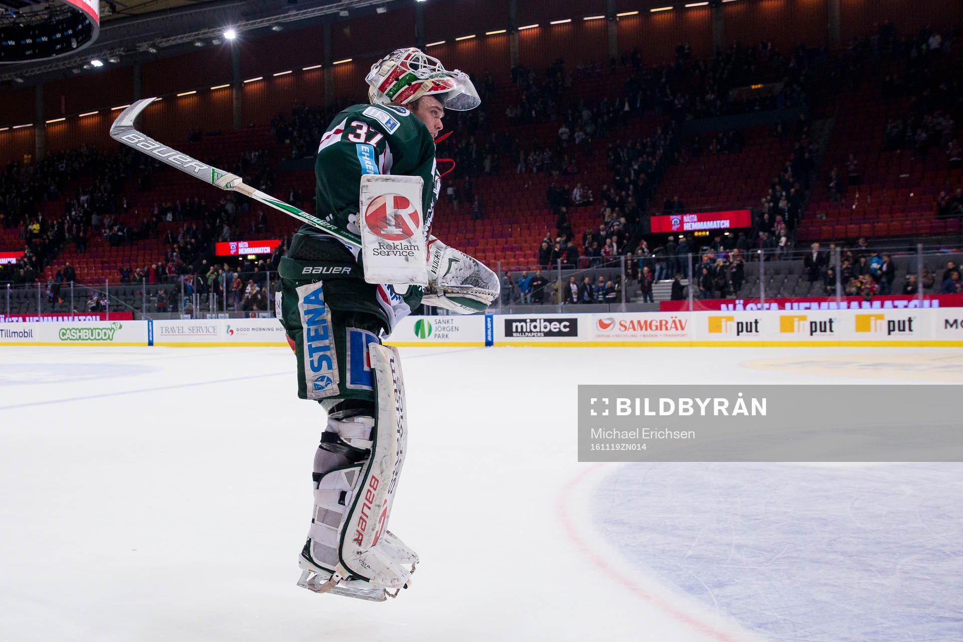 Frölundas målvakt Johan Gustafsson jublar och tackar