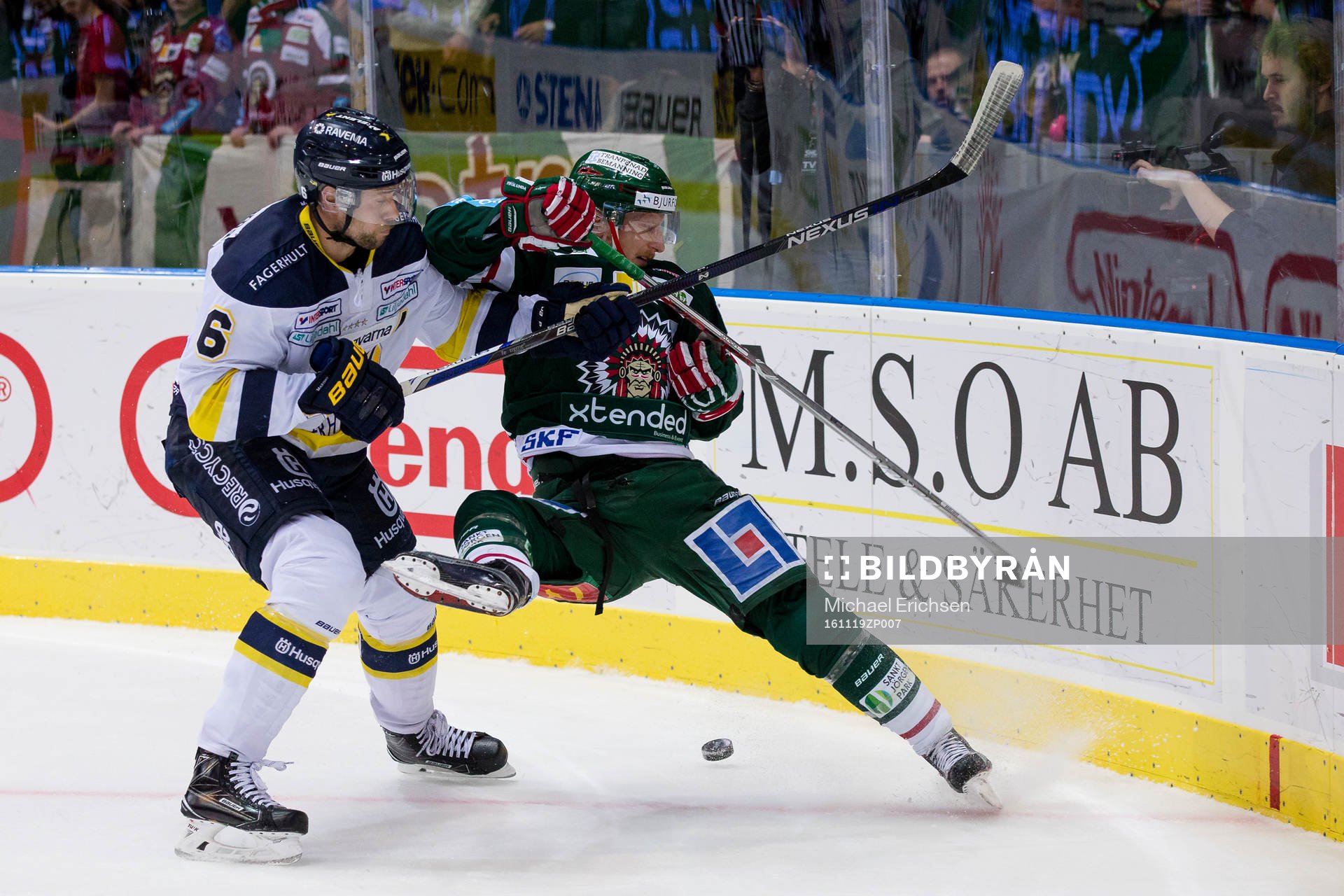 s Christoffer Persson tacklar Frölundas Simon Hjalmarsson