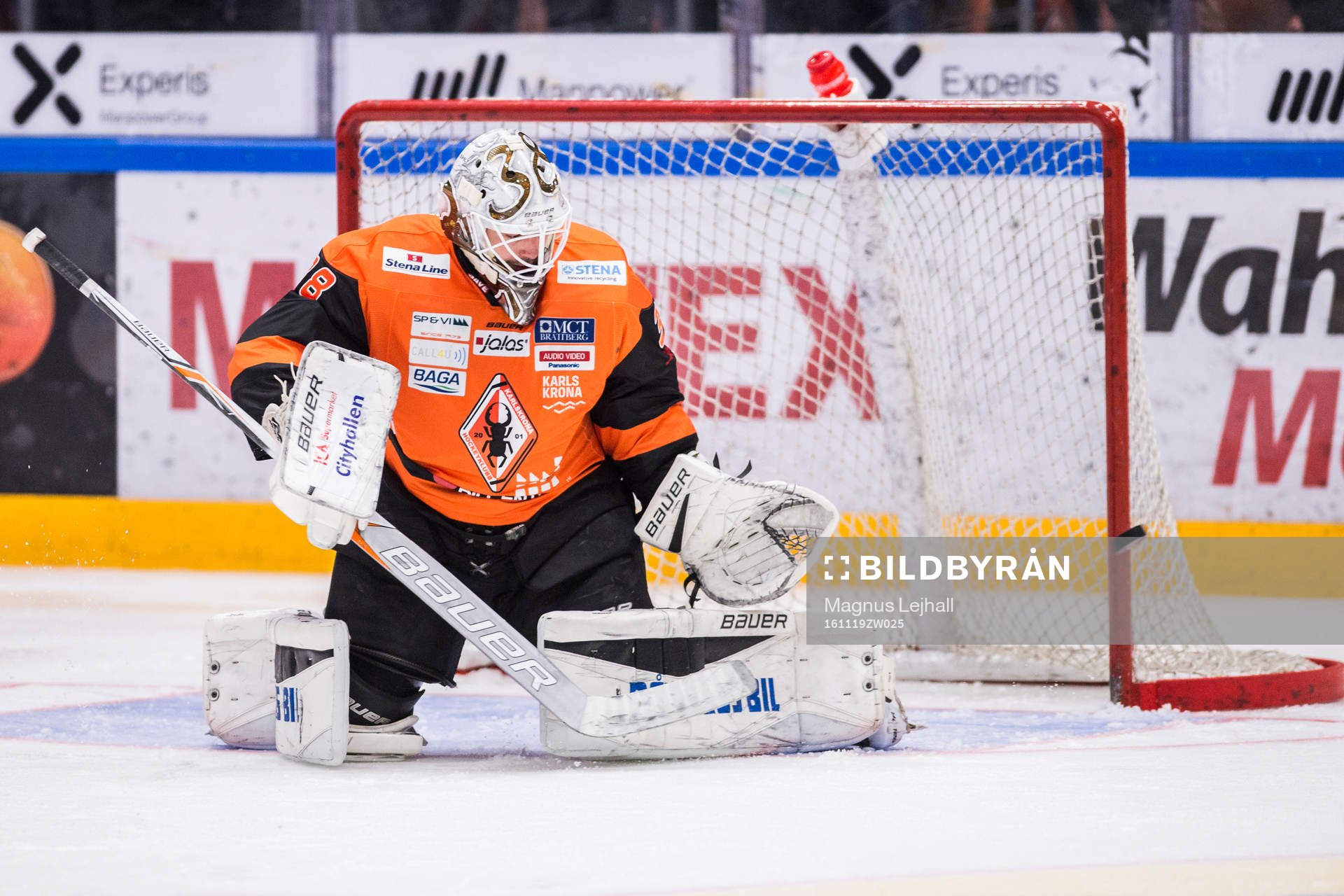 Karlskronas målvakt Johannes Jönsson  räddar