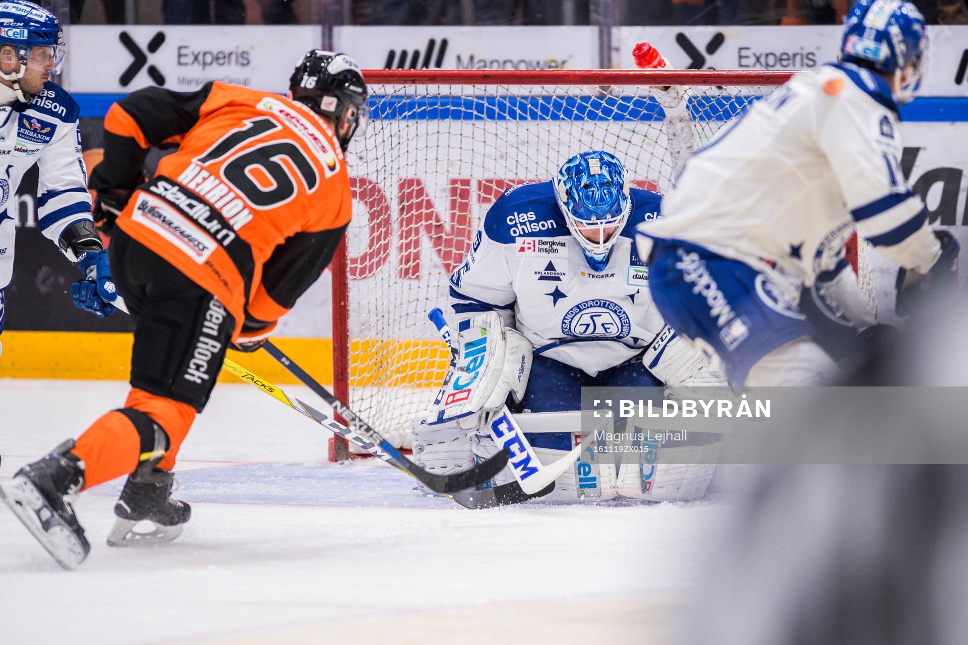 Karlskronas John Henrion skjuter på Leksands målvakt Atte
