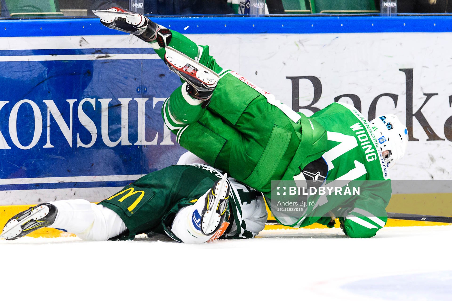 Färjestads Lukas Enqvist och Rögles Daniel Widing