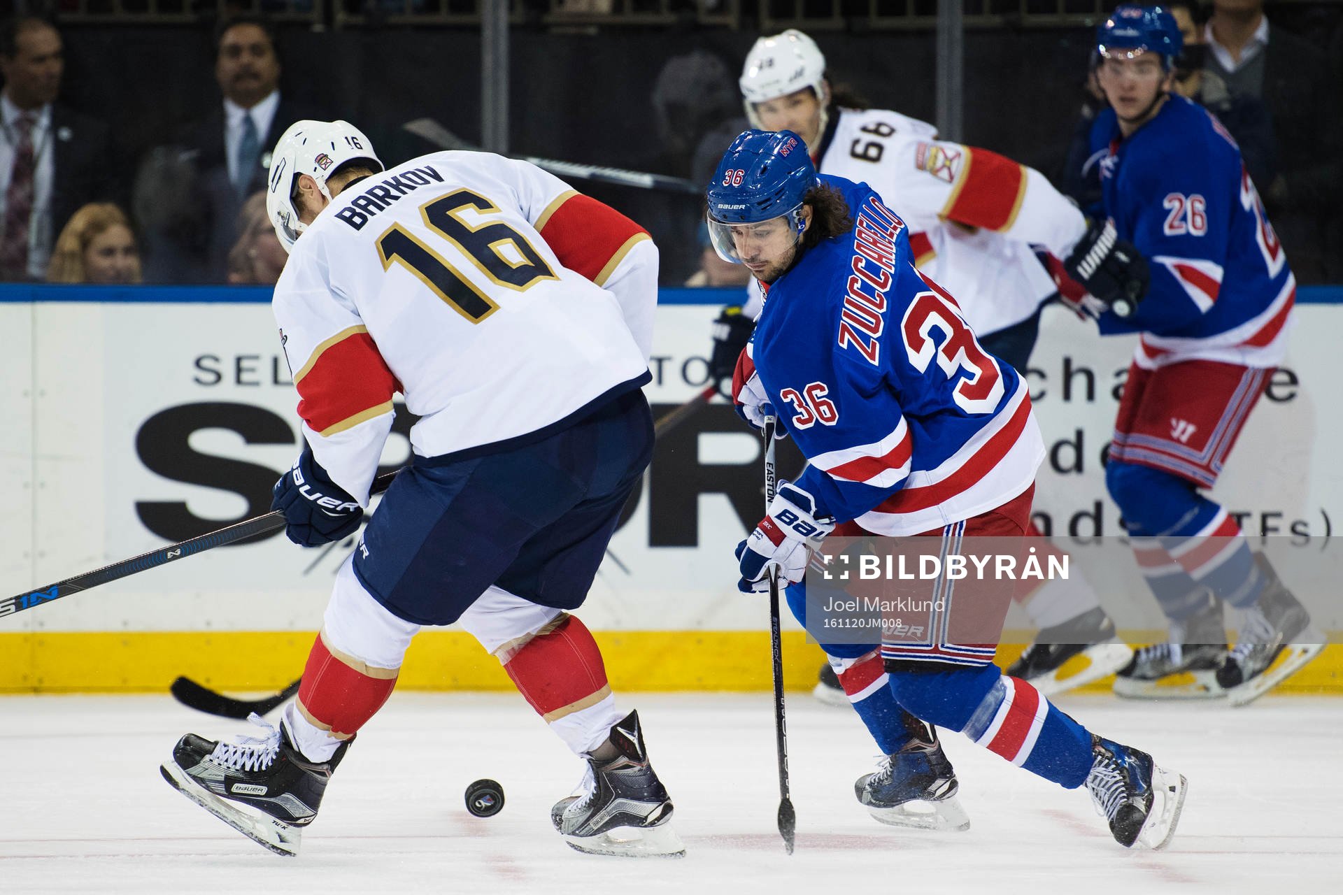 Floridas Aleksander Barkov utmanas av New Yorks Mats