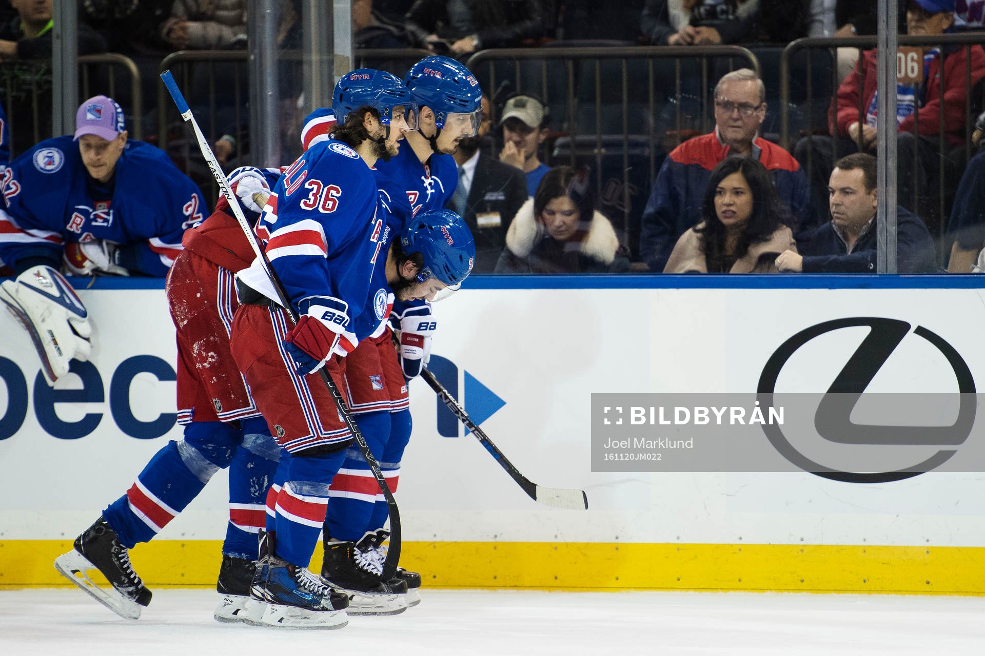 New Yorks Mats Zuccarello och Chris Kreider hjälper Mika