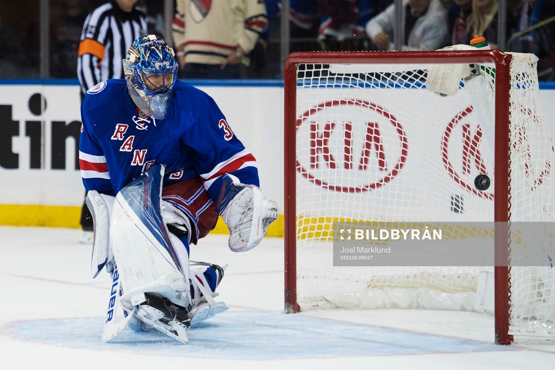 New Yorks målvakt Henrik Lundqvist släpper in ett mål i