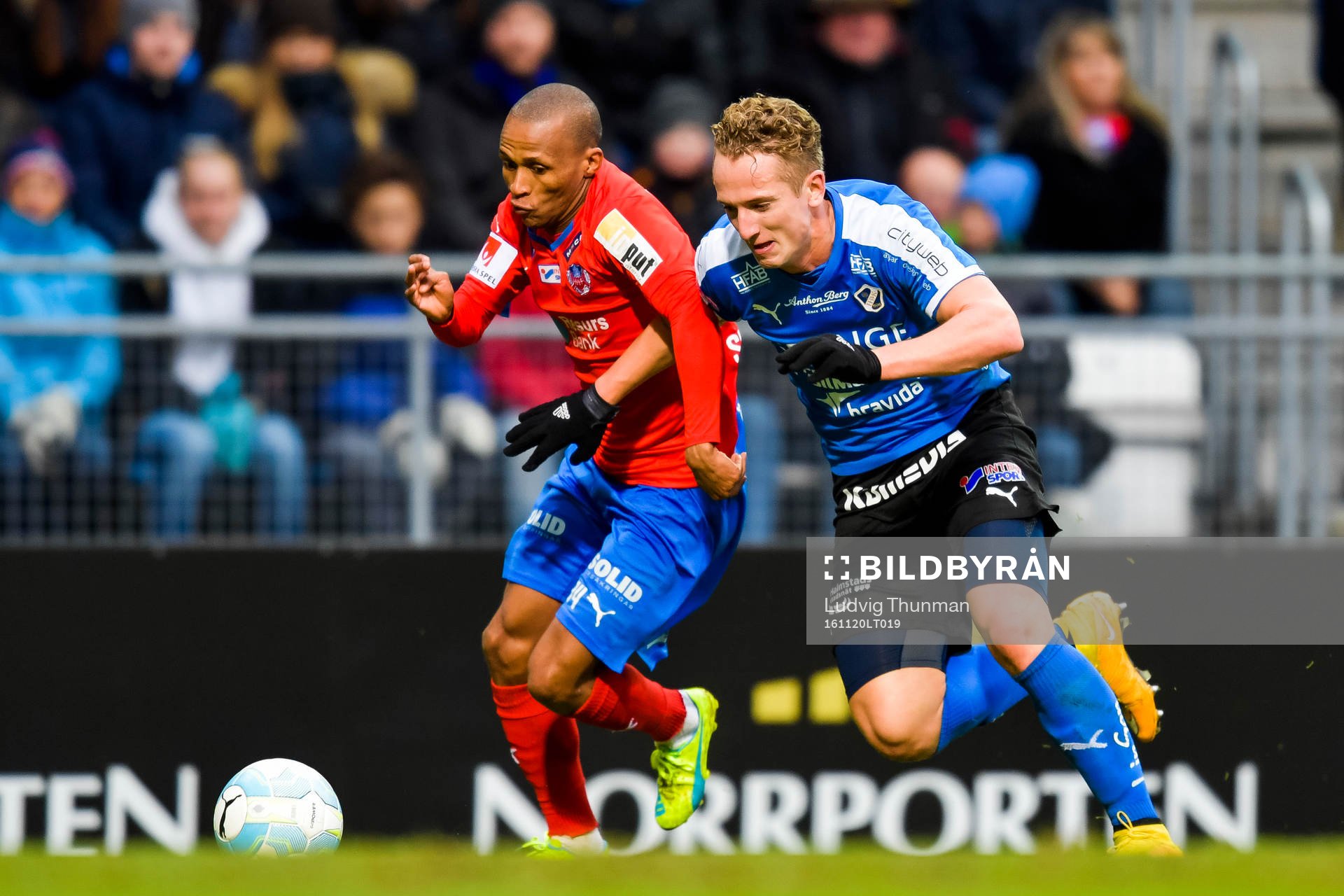 Helsingborgs Bradley Ralani ochHalmstads Andreas Bengtsson