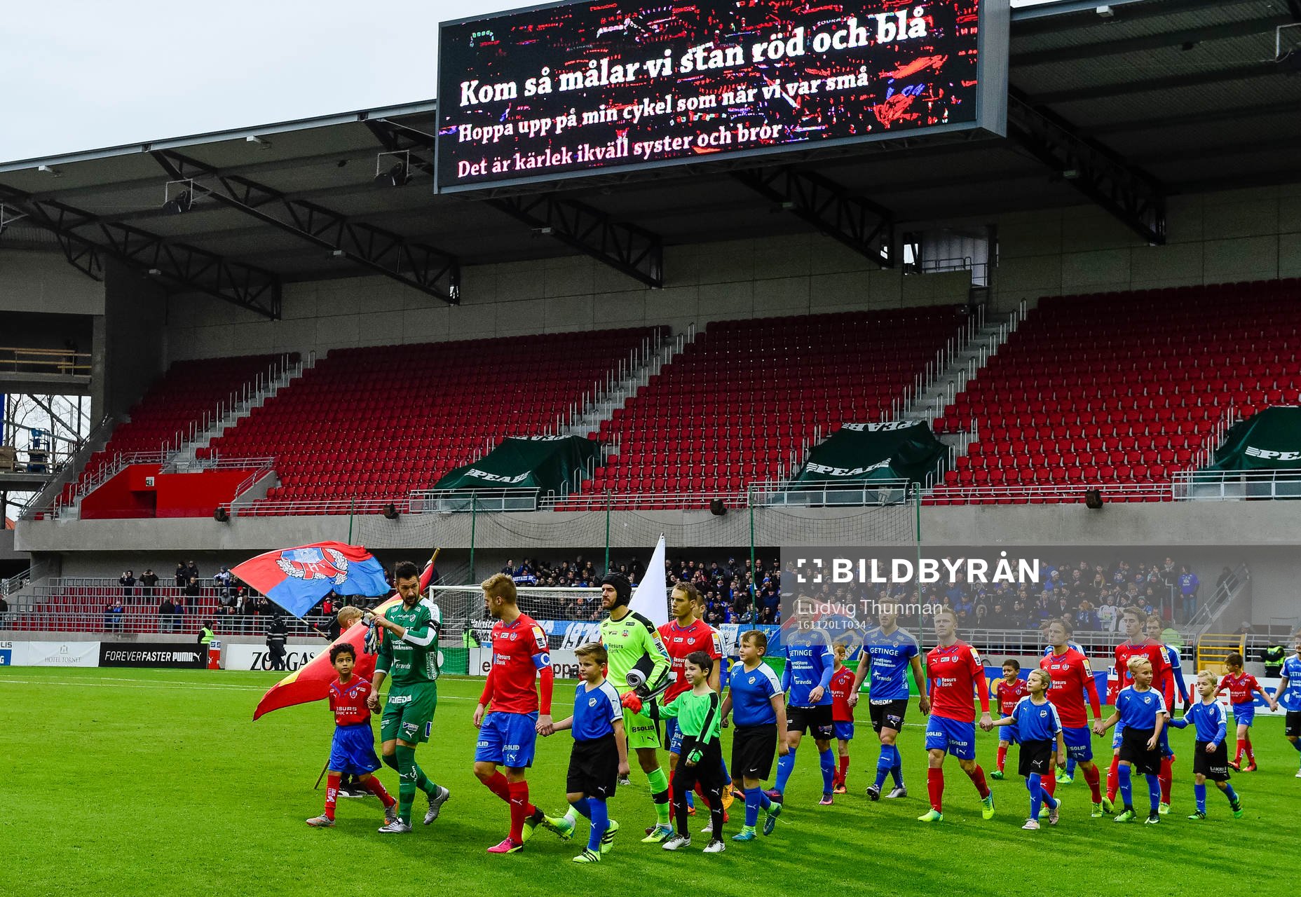Spelarna går in på planen före fotbollsmatchen i kvalet