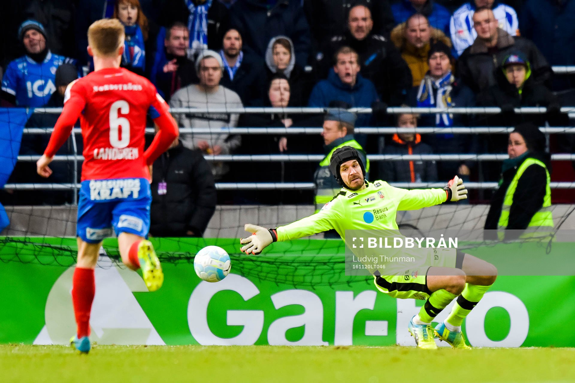 Helsingborgs målvakt Matt Pyzdrowski räddar skott