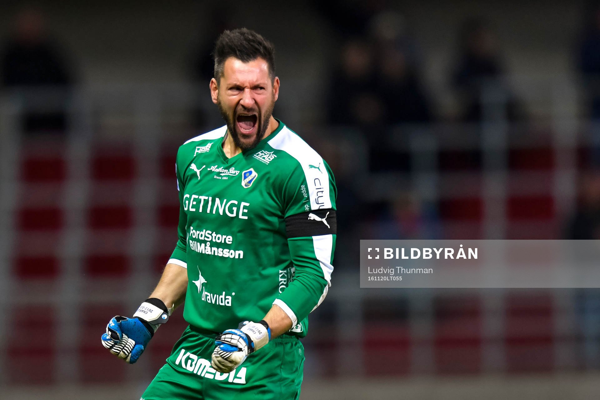 Halmstads målvakt Stojan Lukic jublar