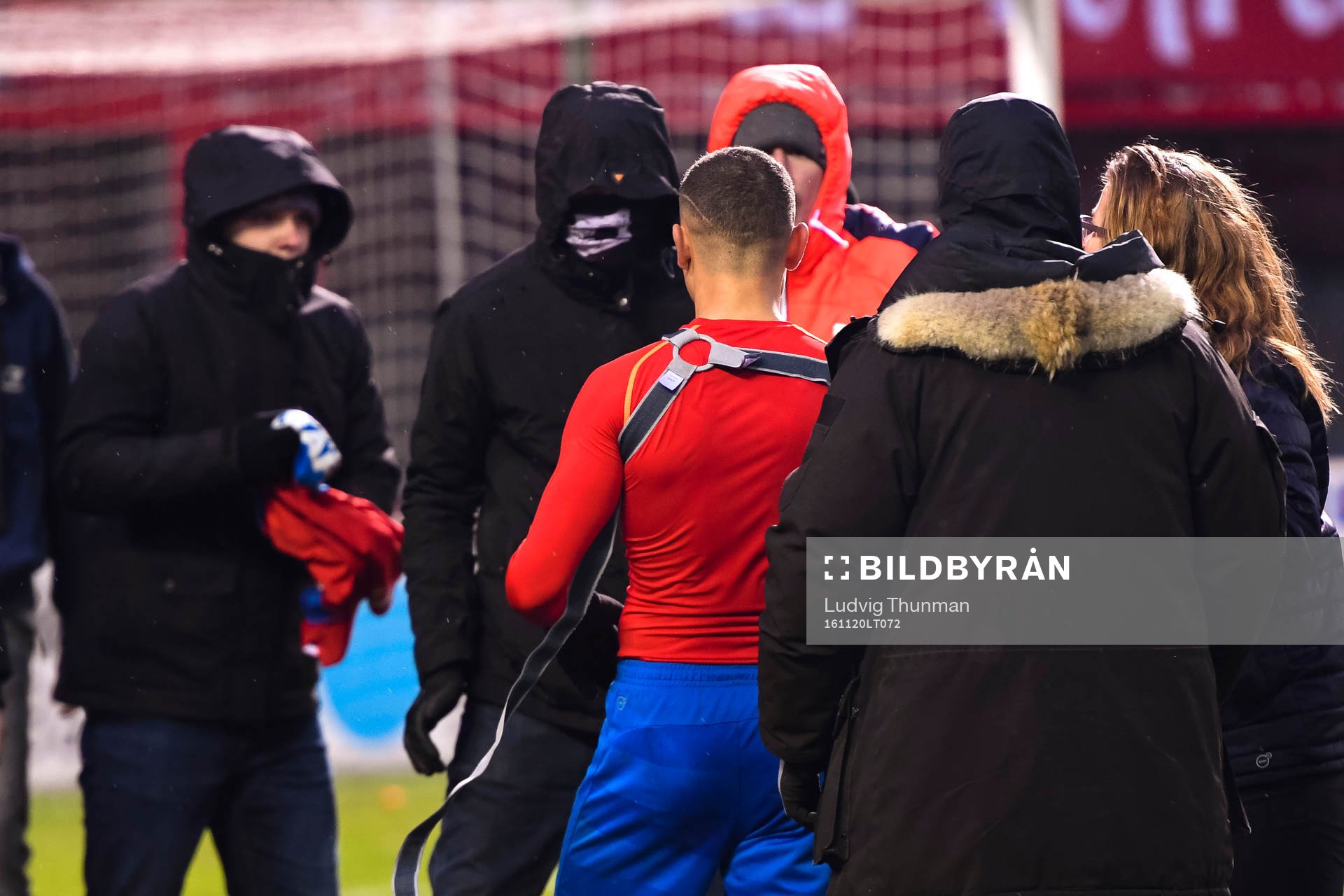 Supporter sliter av tröjan på Helsingborgs Jordan Larsson