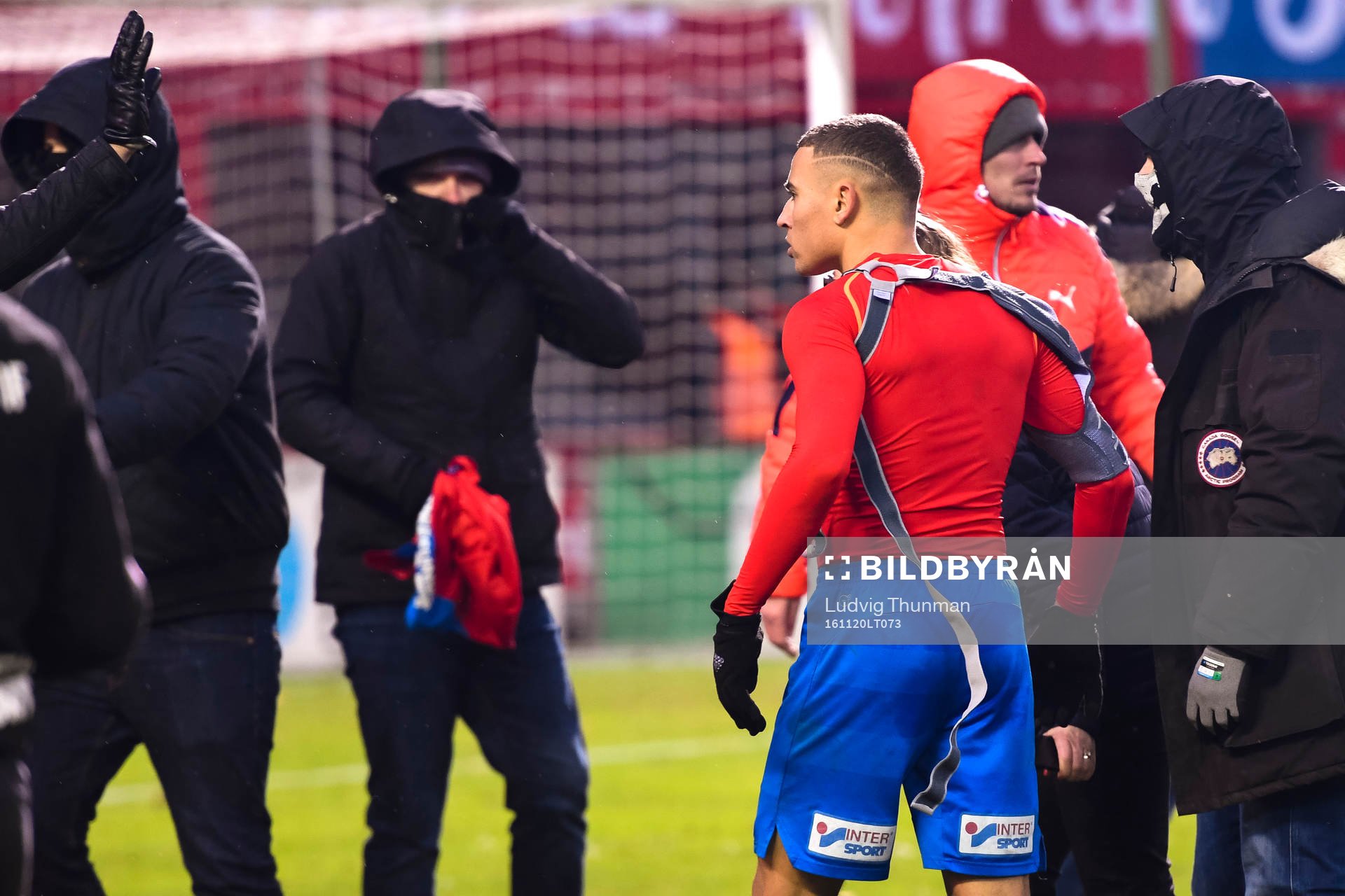 Supporter sliter av tröjan på Helsingborgs Jordan Larsson